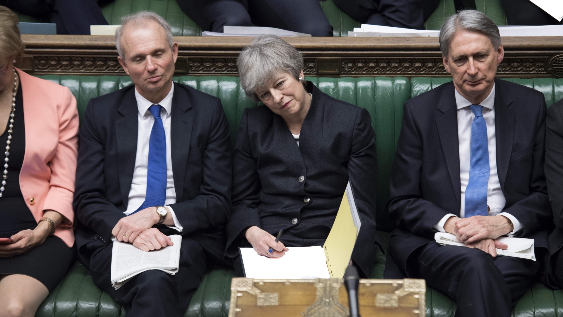 Die britische Premierministerin May hört der Debatte im Unterhaus zu | AFP