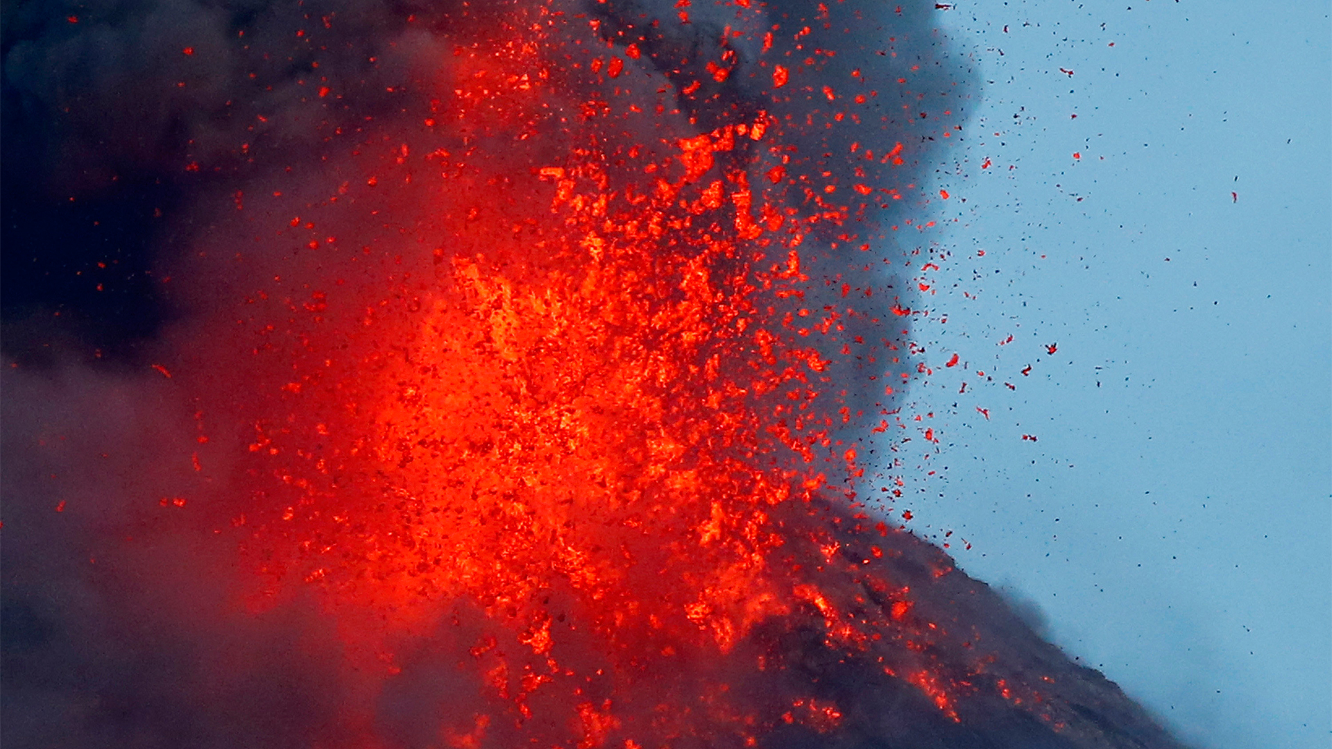 Bildergalerie: Vulkan Mayon speit Lava und Asche | tagesschau.de