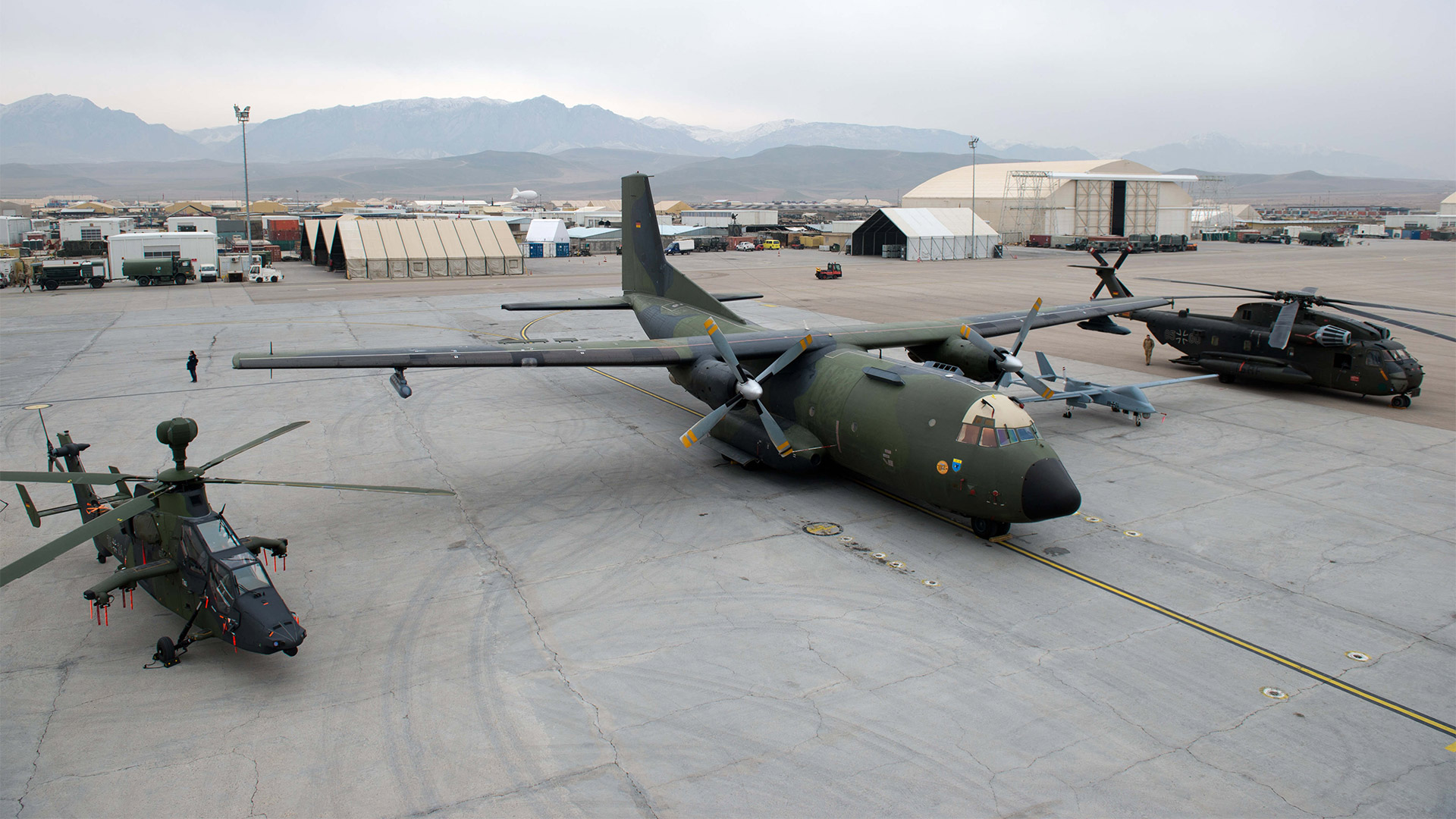 Bundeswehrflugzeuge auf dem Flughafen Mazar-i-Sharif, Afghanistan | picture alliance / dpa
