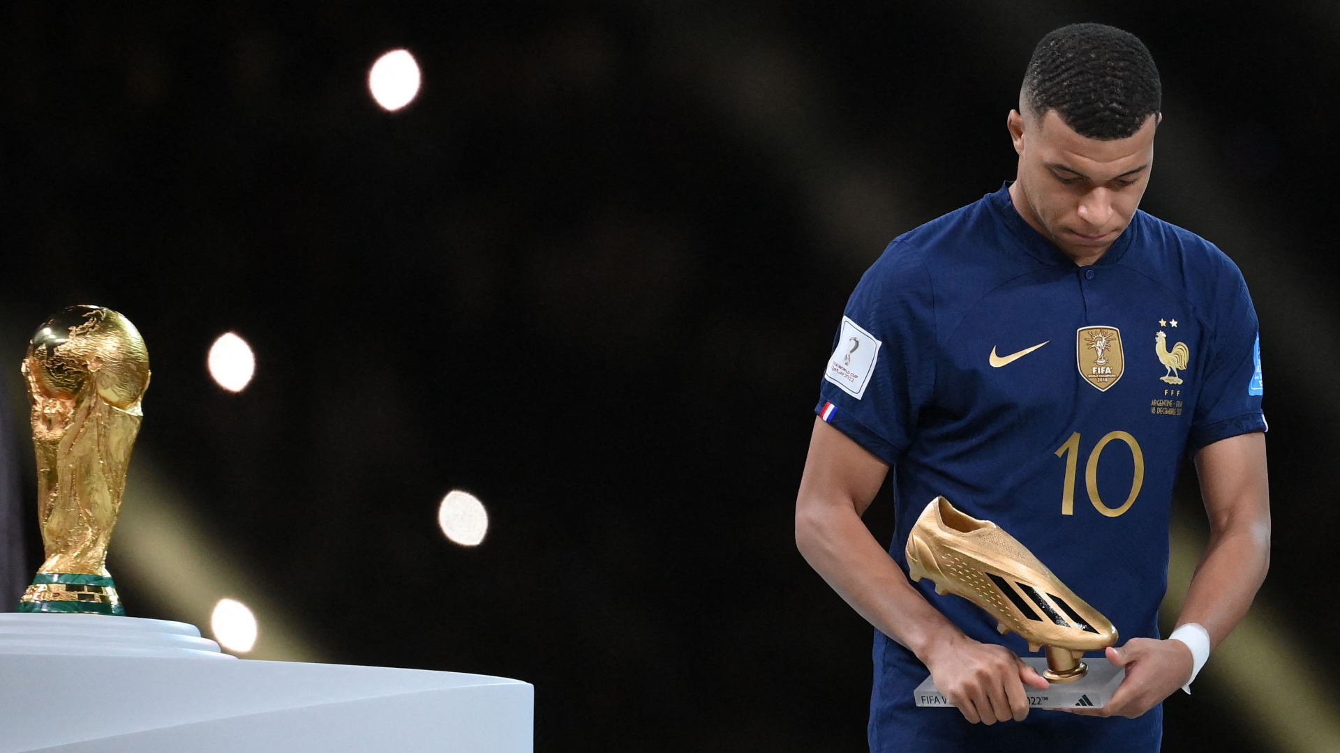 Frankreichs Star Mbappé mit der Auszeichnung für den Torschützenkönig, einem goldenen Fußballschuh | AFP