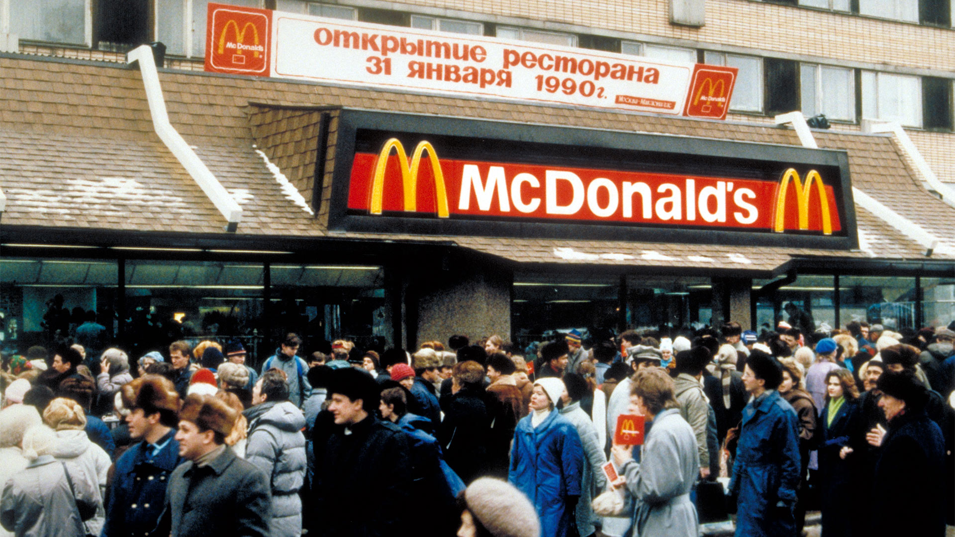Hunderte Menschen drängen sich 1990 vor der Eröffnung der ersten McDonald's-Filiale, nahe des Roten Platzes | picture alliance/dpa/McDonalds R
