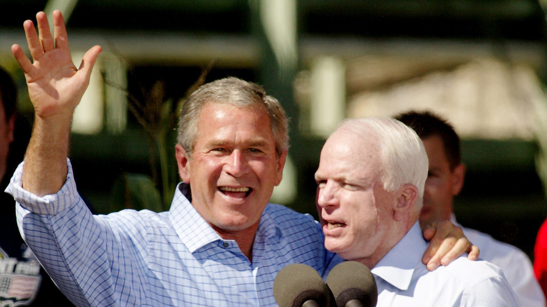 John McCain mit George W. Bush 2004 | picture-alliance / dpa
