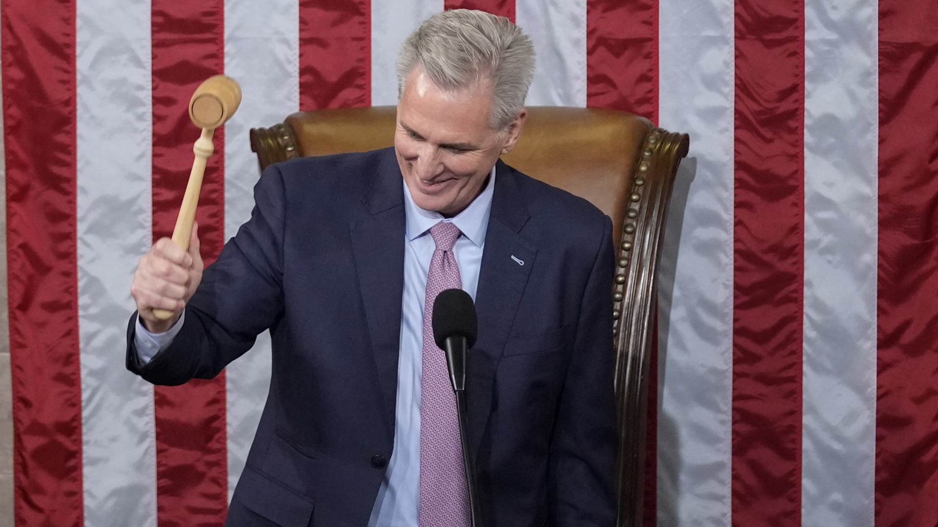 McCarthy schwingt als neuer Vorsitzender des US-Abgeordnetenhauses den Hammer. | AP