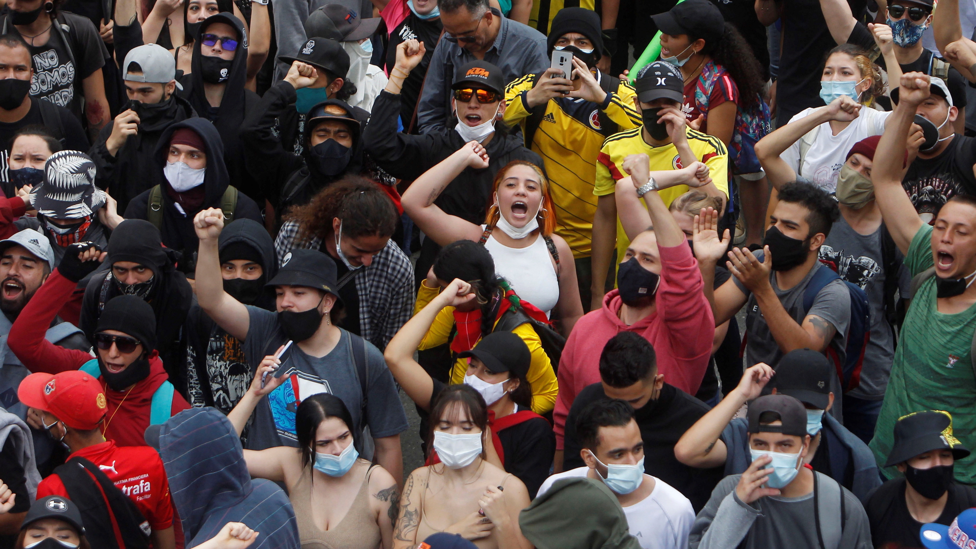 Eine protestierende Menschenmenge in Kolumbiens Hauptstadt Medellín (Archivbild vom 1.05.2021). | EPA