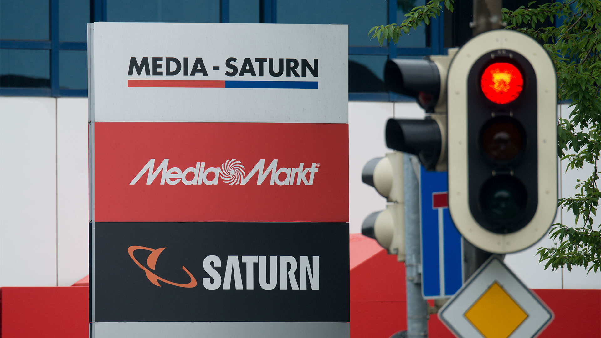 Rote Ampel neben einem Hinweisschild mit den Logos von Media Markt und Saturn | picture alliance / dpa