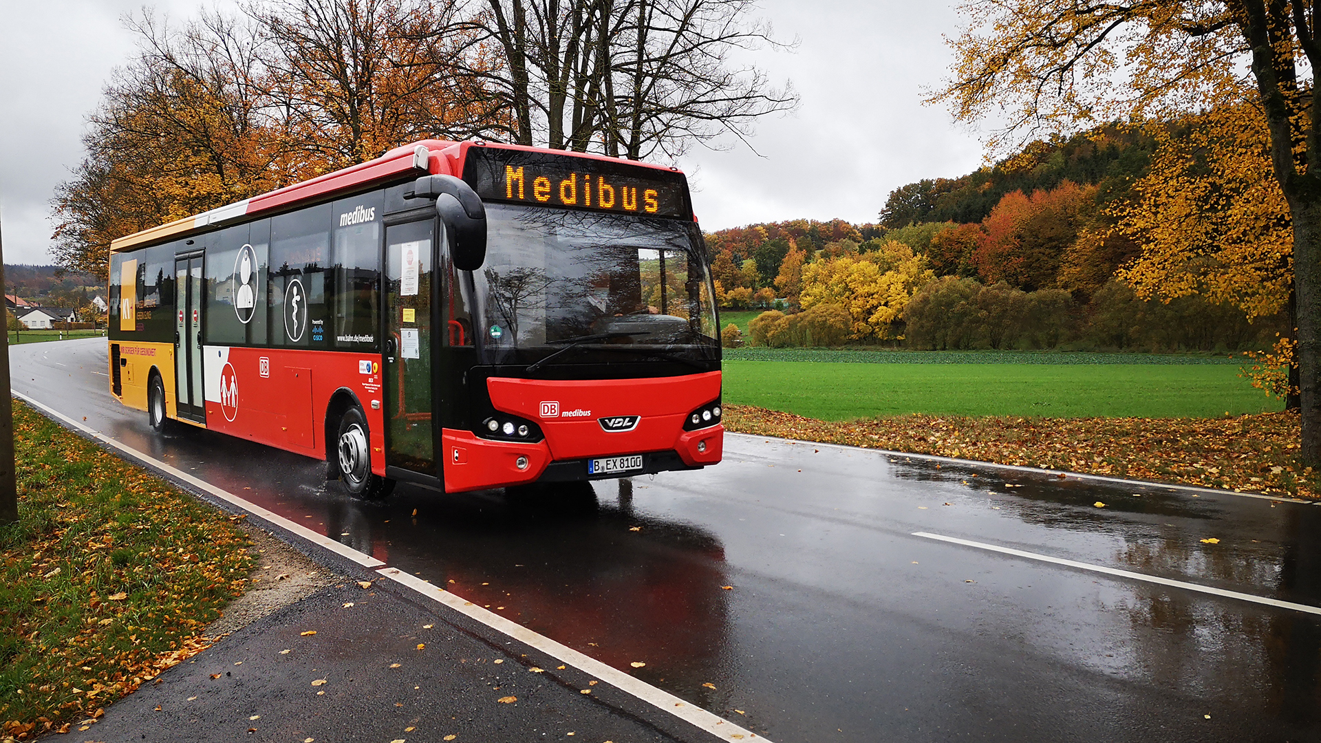 Roter Medibus fährt auf Landstraße. | HR