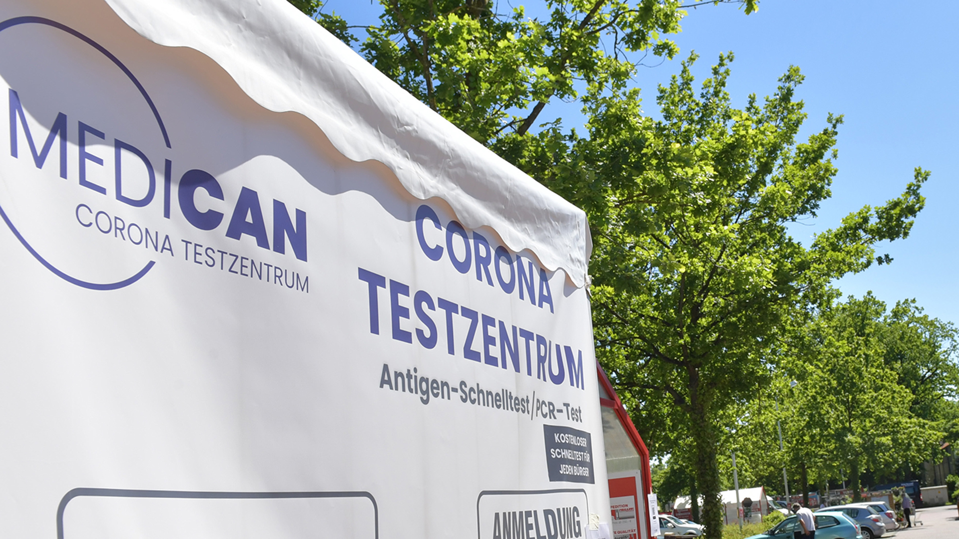 Ein Zelt der Firma MediCan steht auf dem Parkplatz eines Baumarkts | picture alliance/dpa/Jens Dünh