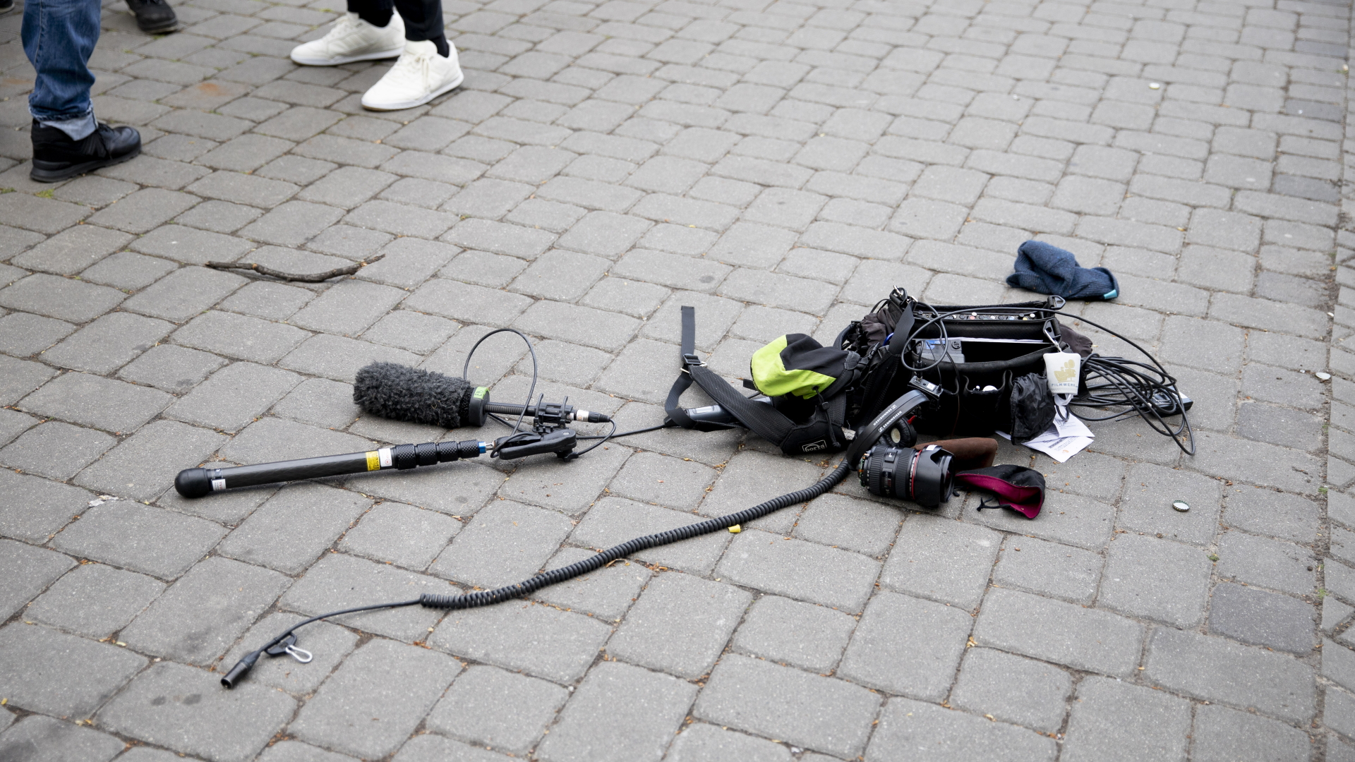 Die Ausrüstung eines Kamerateams liegt nach einem Übergriff in Berlin auf dem Boden. 