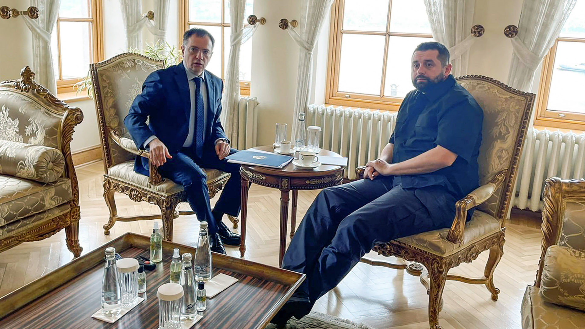 Die Unterhändler Russland und der Ukraine, Wladimir Medinski (links) und David Arachamia, bei Friedensverhandlungen in Istanbul. | AP