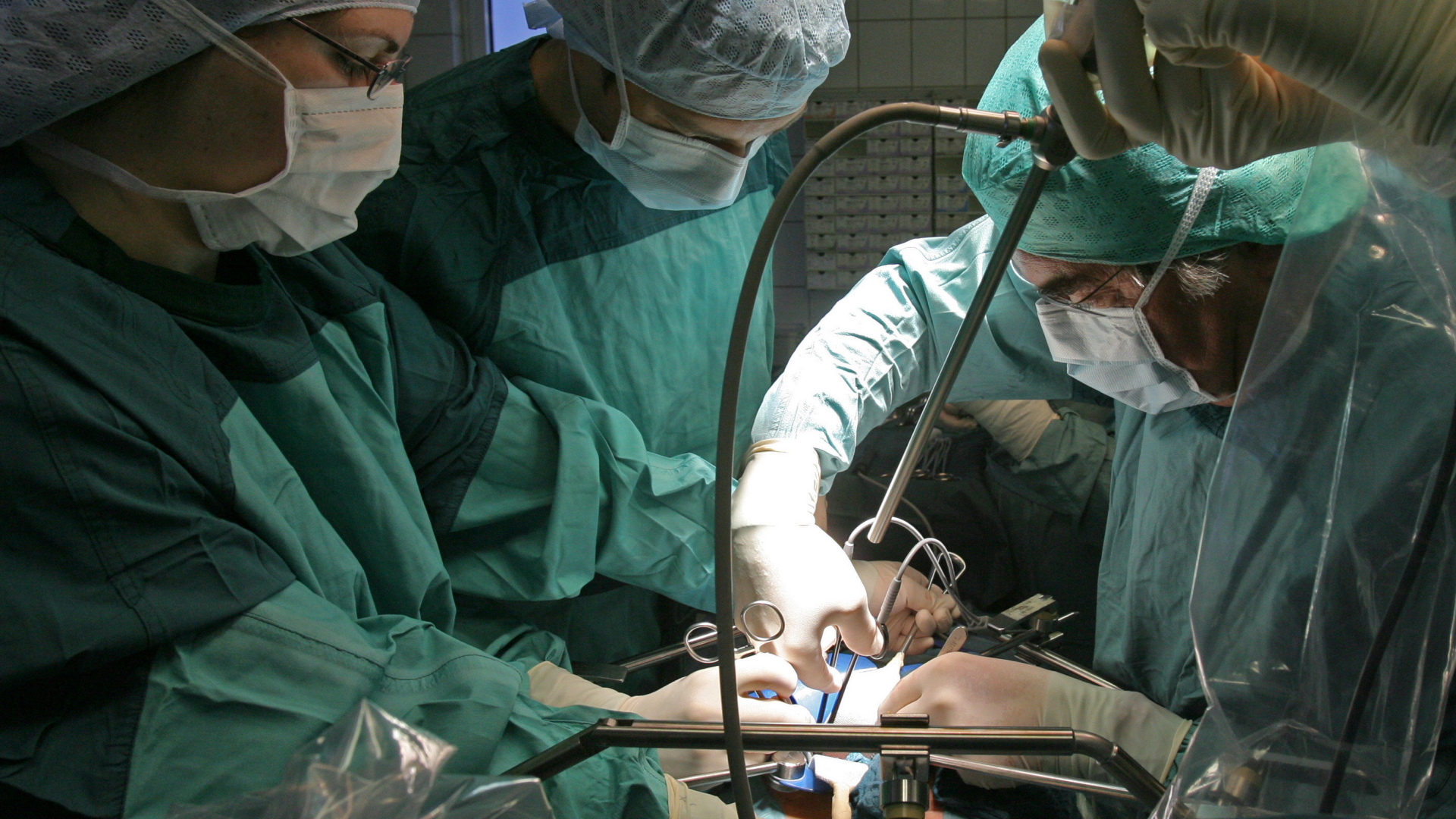 Ärzte in grüner OP-Kleidung im Operationssaal