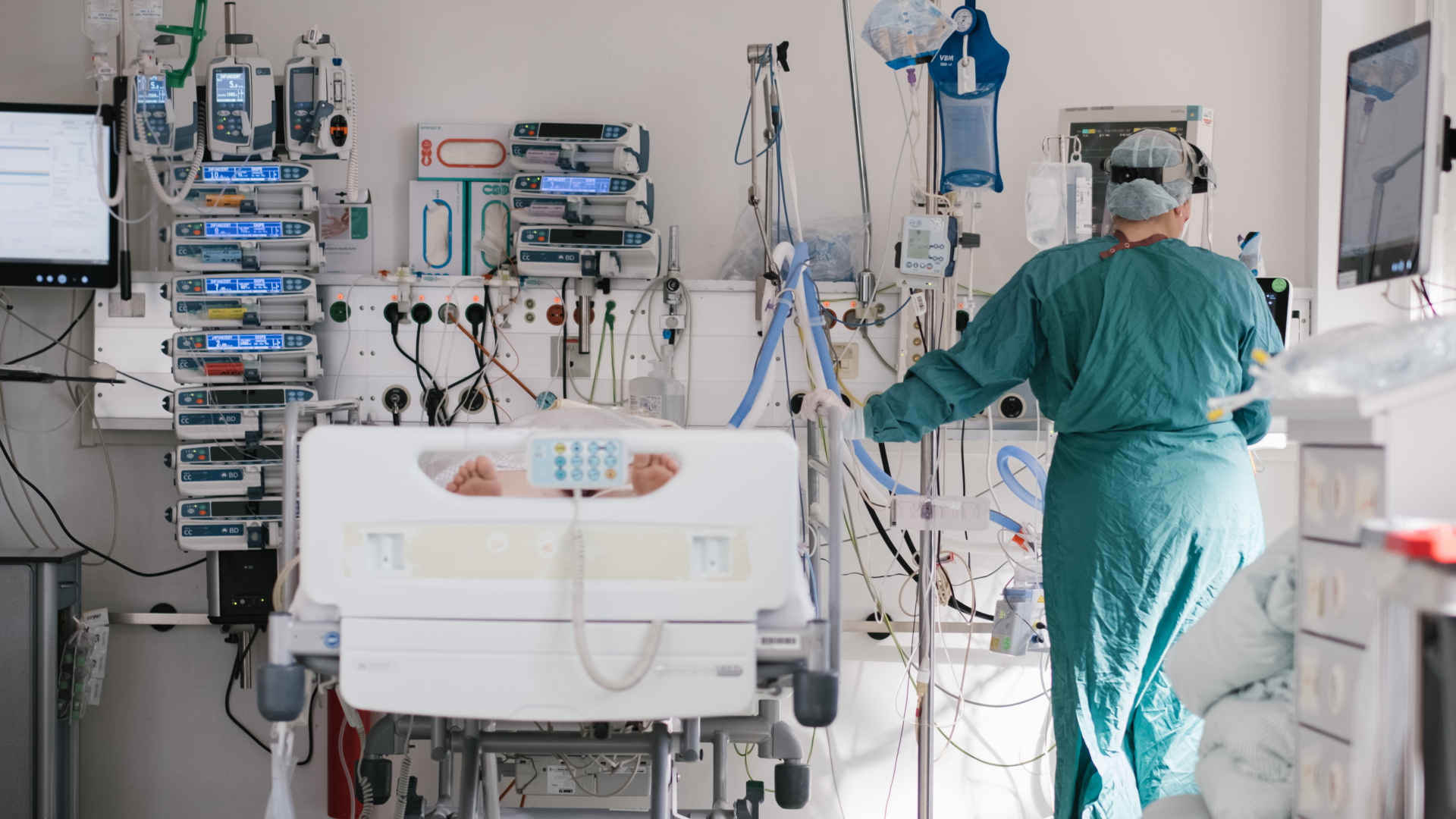 Eine Intensivpflegerin versorgt auf der Intensivstation in einem Klinikum in Braunschweig einen an Covid-19 erkrankten Patienten
