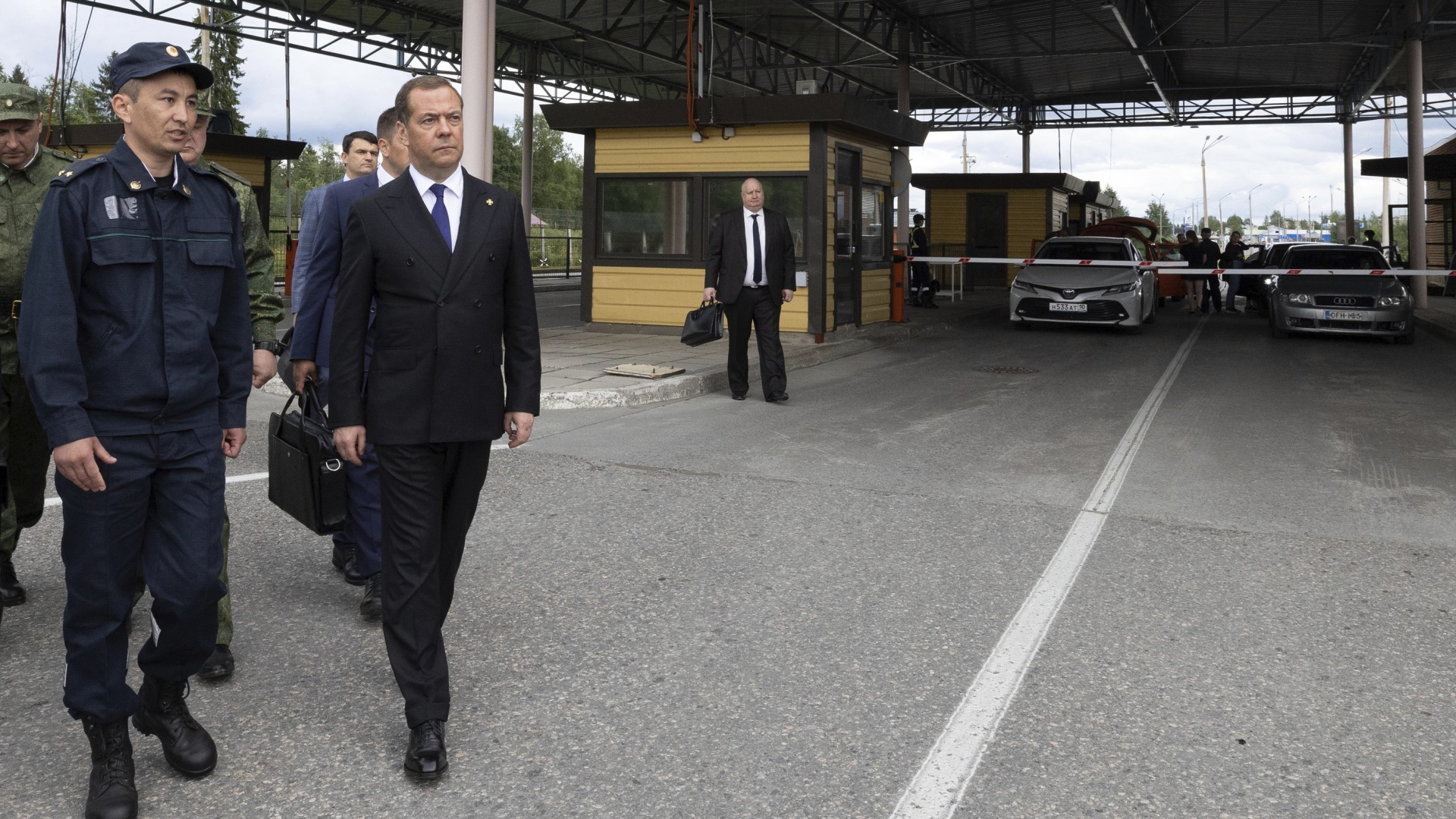 Dmitri Medwedew besucht einen Übergang an der Grenze zwischen Russland und Finnland | AP