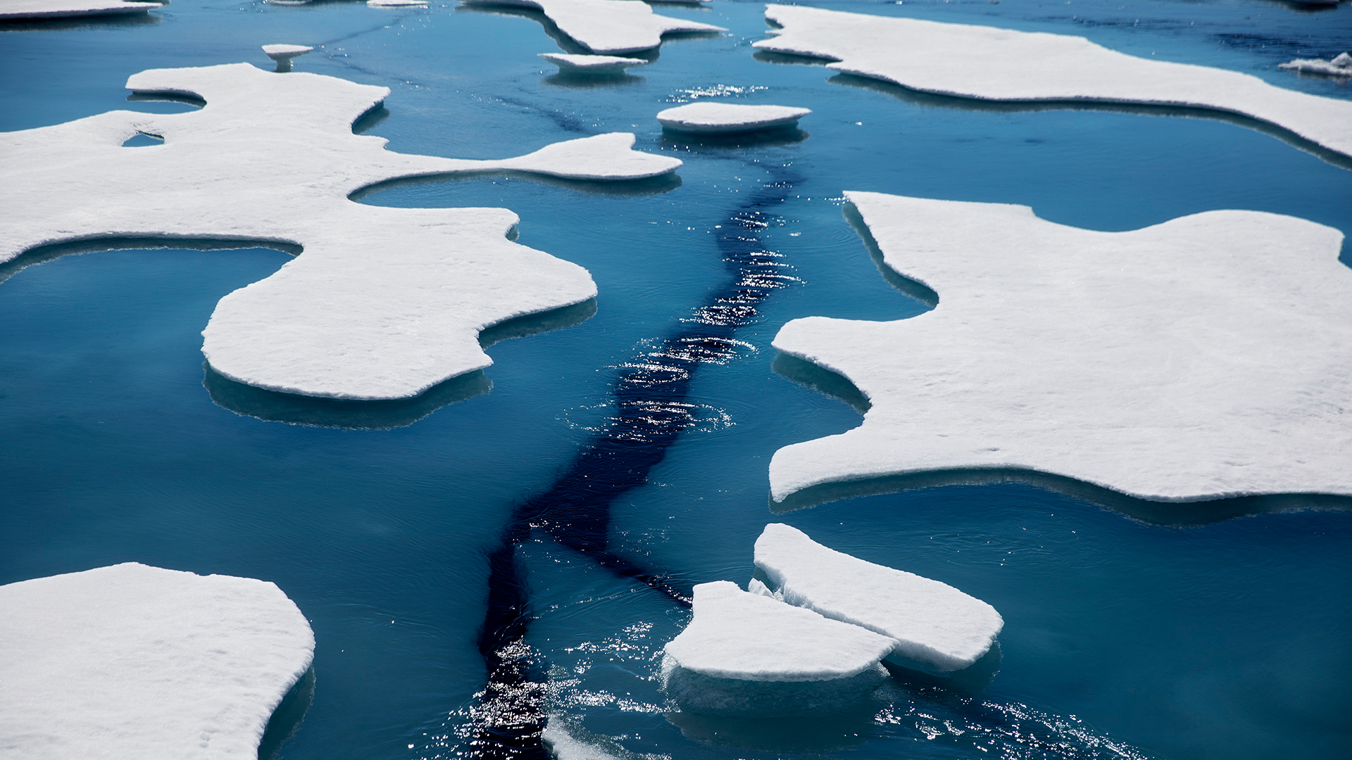 Gebrochenens Meereis ist zu sehen, nachdem ein Eisbrecher auf der Nordwestpassage in der Victoria Strait im Arktischen Ozean gefahren ist. | dpa