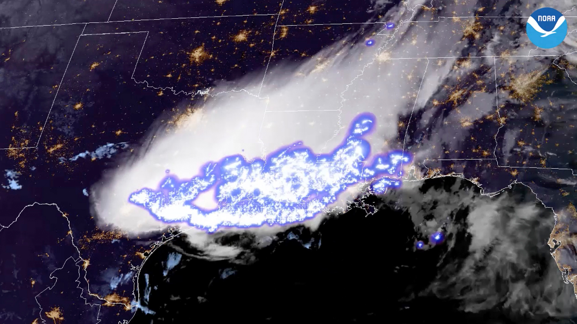 Das National Oceanic and Atmospheric Administration zur Verfügung gestellte Satellitenbild zeigt ein Gewitterkomplex, in dem am 29. April 2020 über Teilen der südlichen Vereinigten Staaten mit rund 768 Kilometern der längste Einzelblitz über eine horizontale Strecke aufgezeichnet wurde. | Uncredited/NOAA via AP/dpa