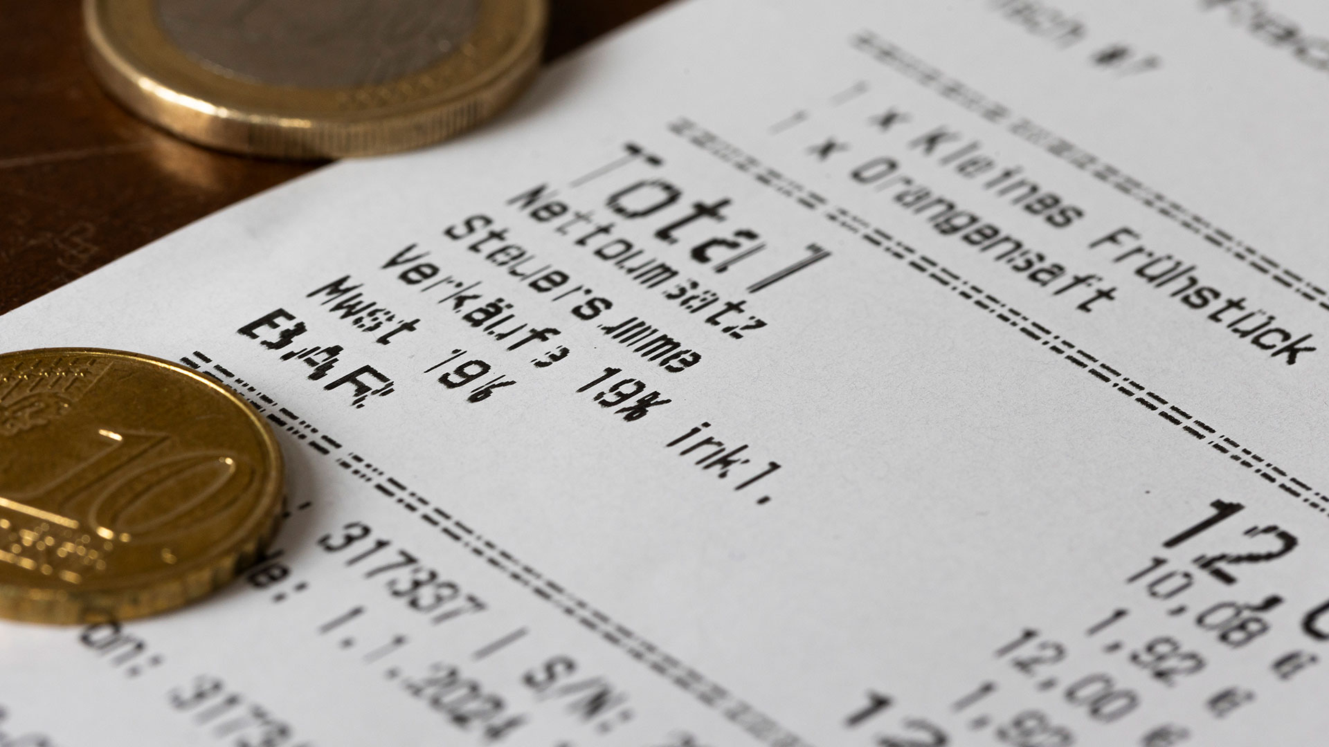 Eine Rechnung mit Mehrwertsteuer von einem gastronomischen Betrieb liegt auf einem Tisch 
