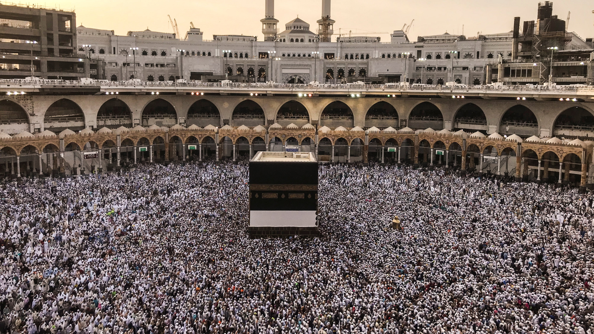 Muslimische Pilger beten am Heiligtum Kaaba in der großen Moschee in Mekka.