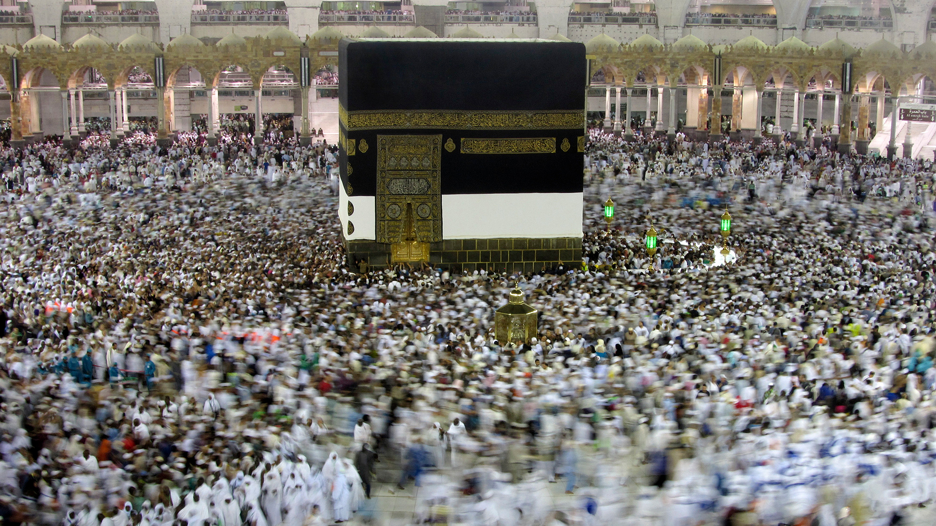 Gläubige schreiten um die Kaaba in Mekka | dpa
