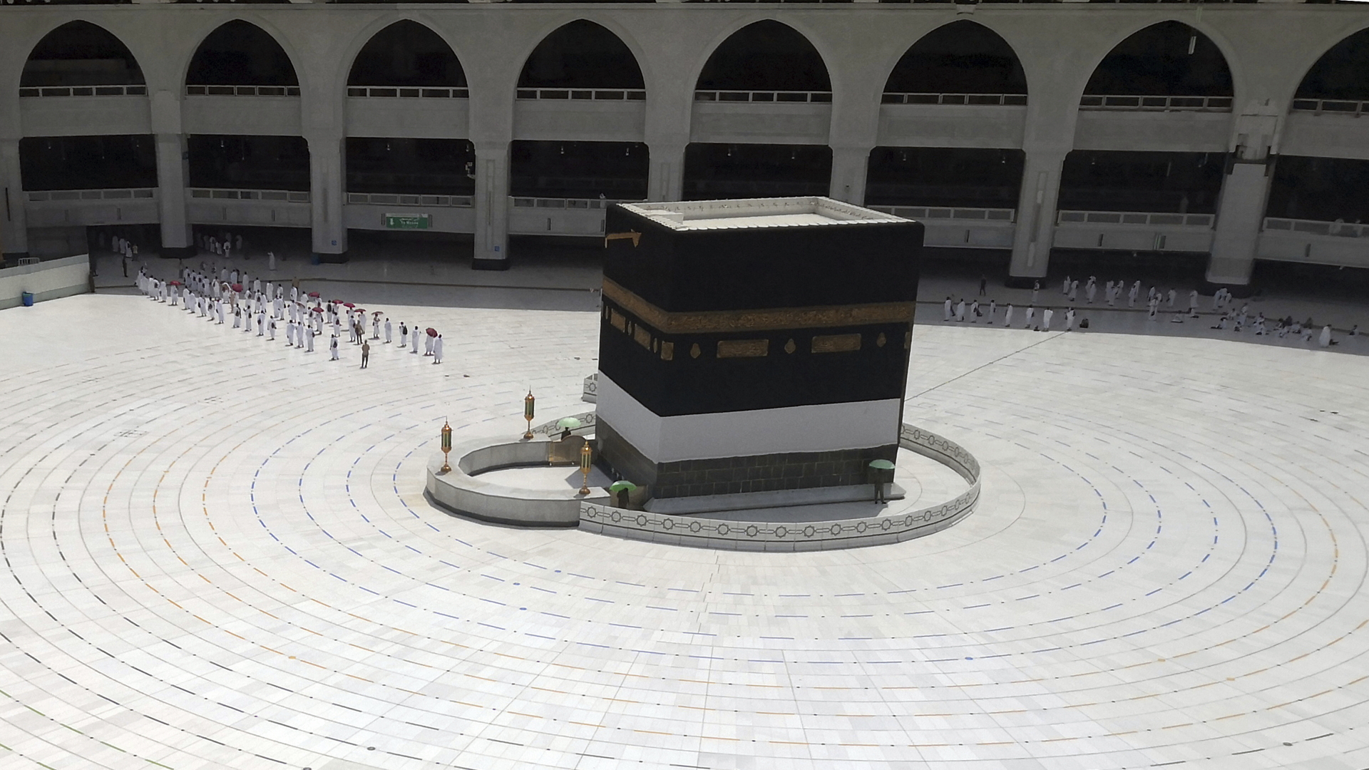 Muslimische Pilgern stehen neben der Kaaba | dpa