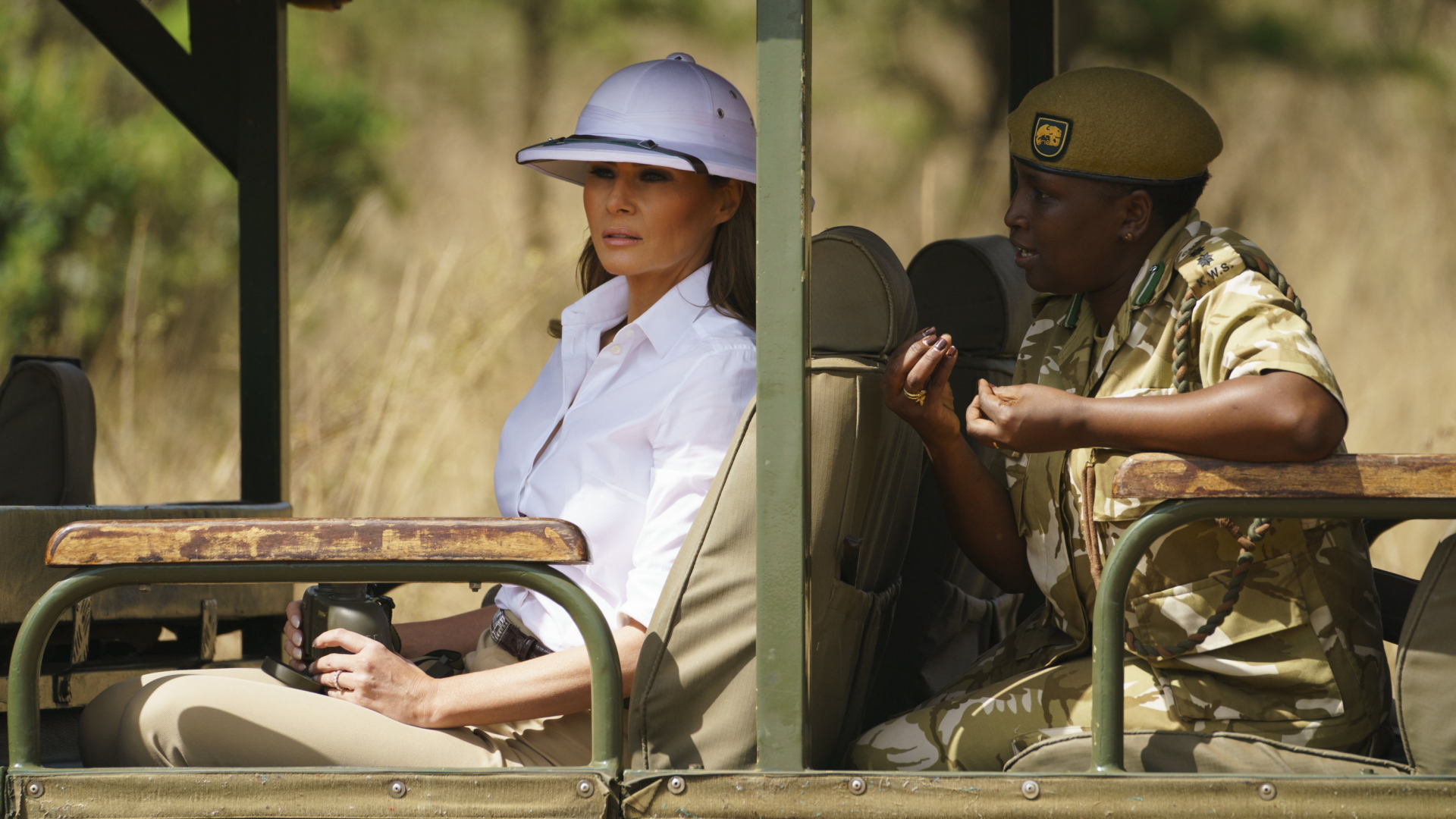 First Lady Melania Trump sieht sich mit einem Fernglas vom Fahrzeug aus den Nationalpark in Nairobi an.  | Bildquelle: AP