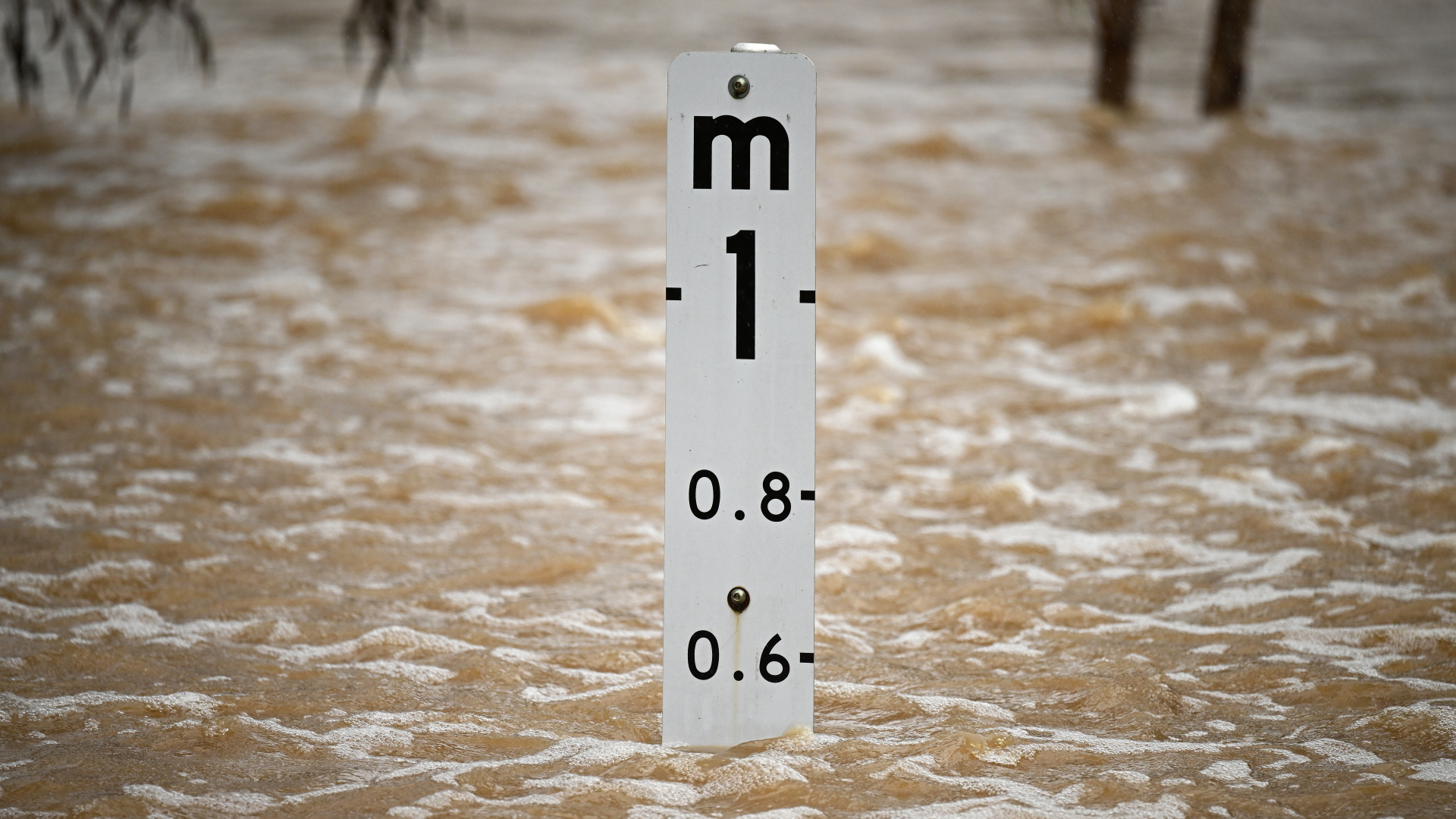 Ein Hochwasserpegel ist in der Nähe von Strathfieldsaye (Melbourne, Australien) zu sehen.  | dpa