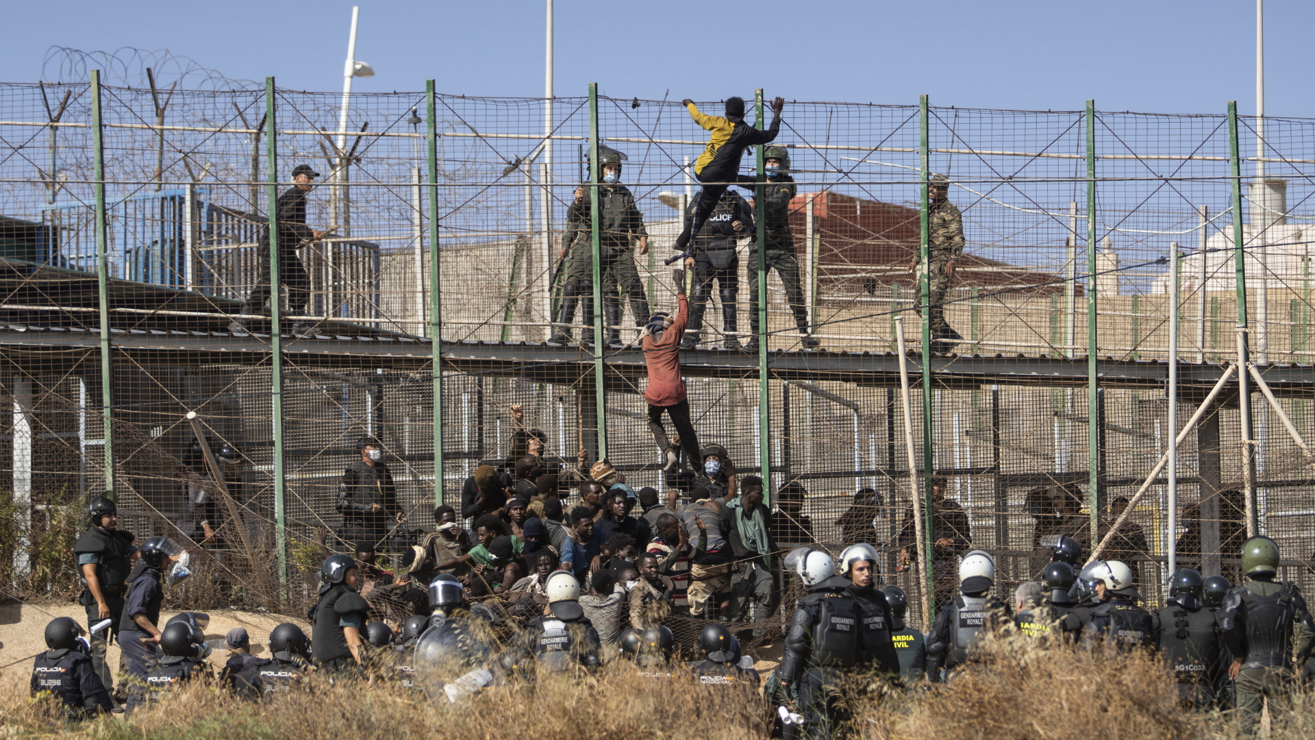 Menschen stürmen den Grenzzaun zur spanischen Exklave Melilla in Marokko | AP