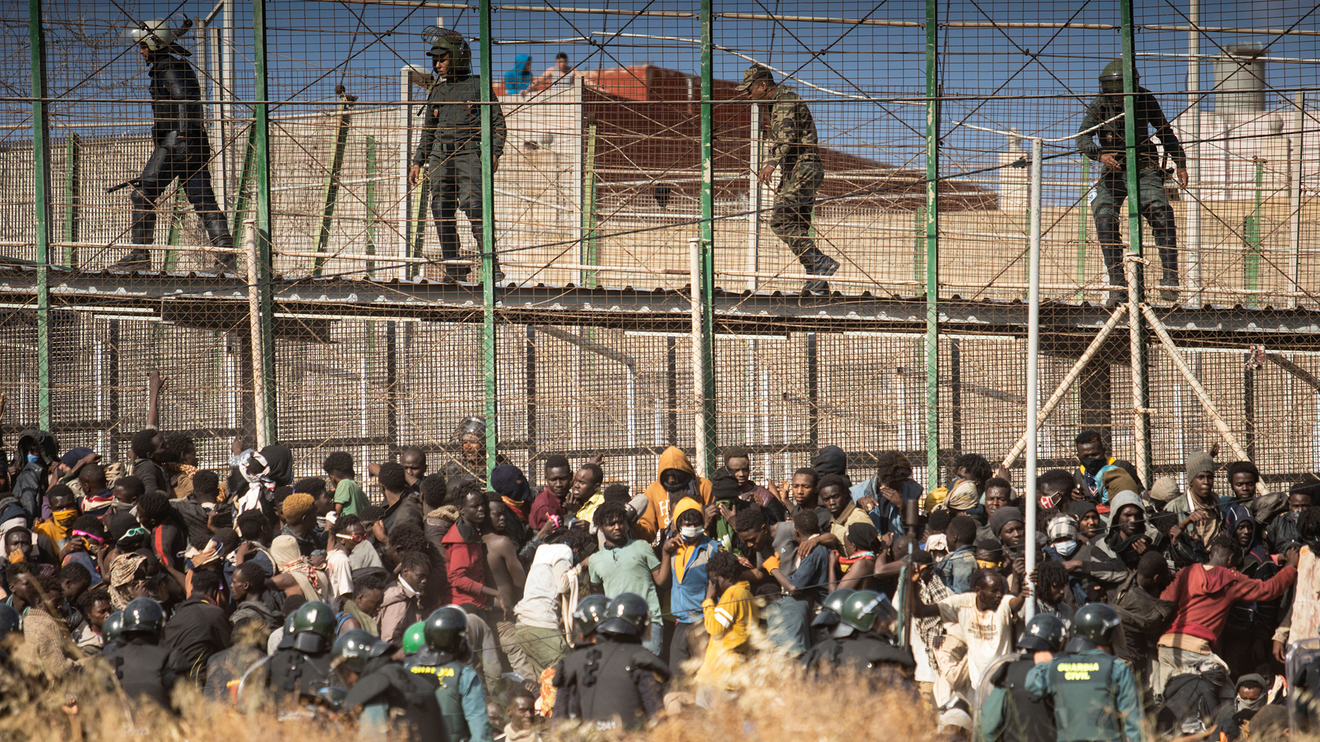 Afrikanische Migranten am Grenzzaun der spanischen Exklave Melilla | AP