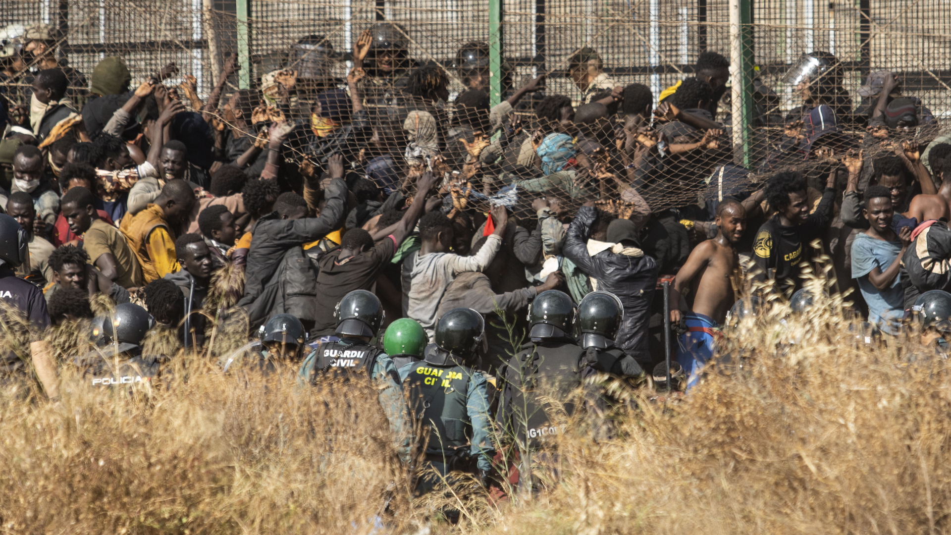 Migranten kommen auf spanischem Boden an, nachdem sie die Zäune zwischen Marokko und der spanischen Enklave Melilla überwunden haben (Archivbild).  | dpa