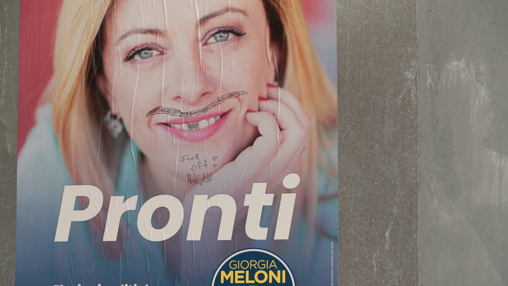 Ein Wahlplakat Giorgia Melonis in Bozen ist mit einem Bart, Zahnlücke und der Botschaft: "Verschwinde" beschmiert worden. | picture alliance/dpa/MAXPPP