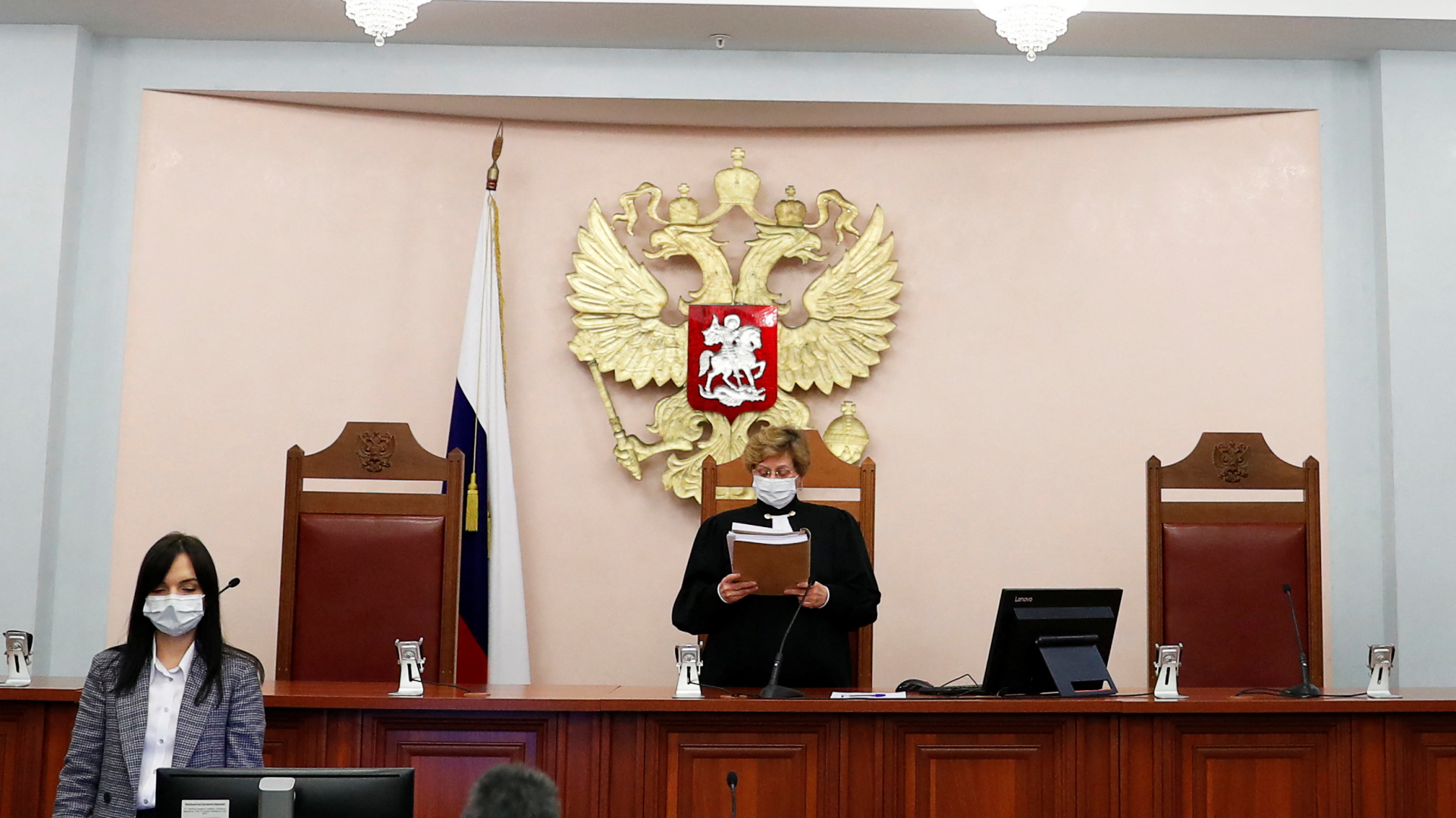 Eine Richterin am Obersten Gerichtshof in Russland verkündet das Urteil gegen Memorial International | REUTERS