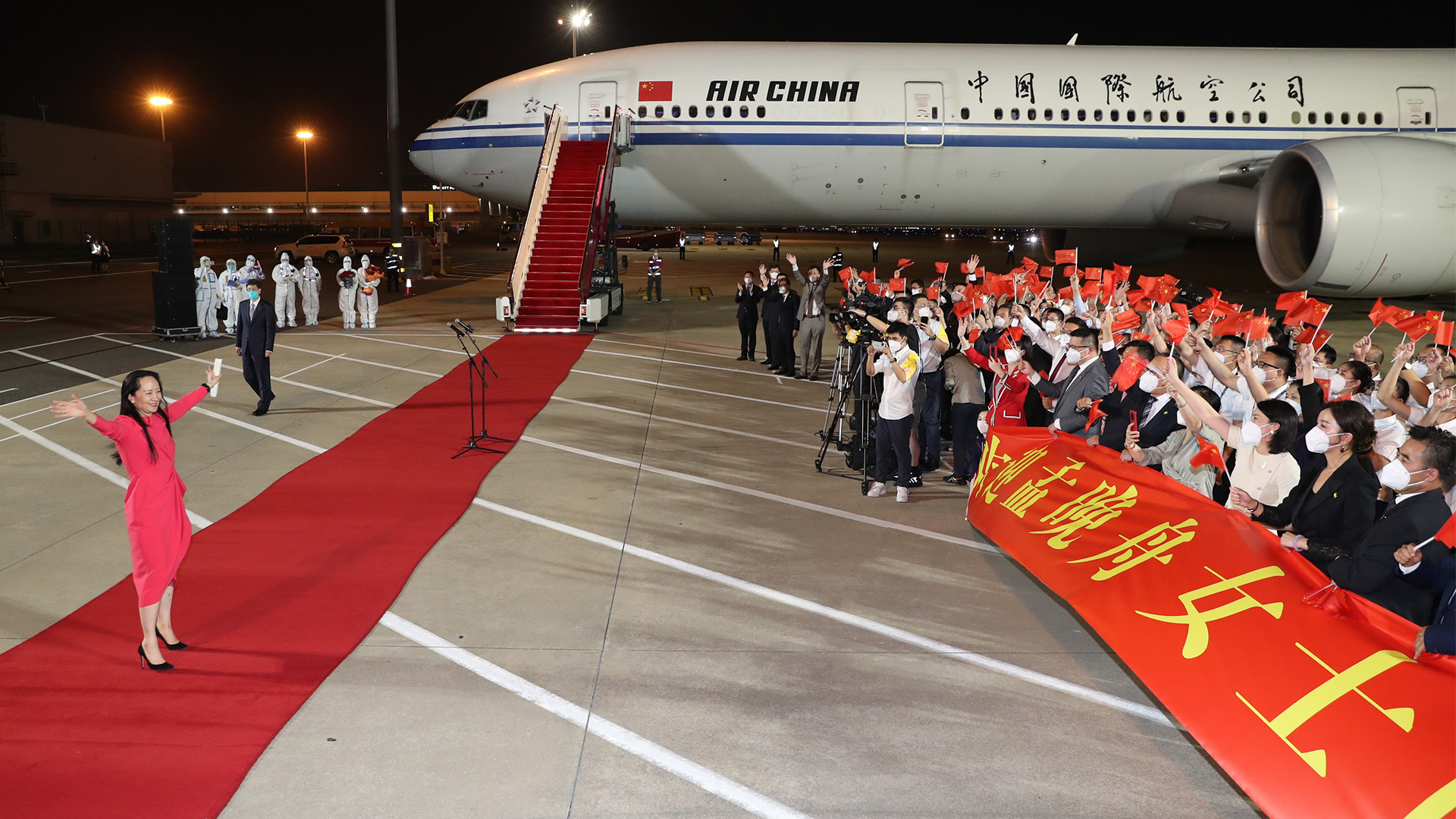 Meng Wanzhou winkt am Flughafen in Shenzhen ihren Fans. | dpa