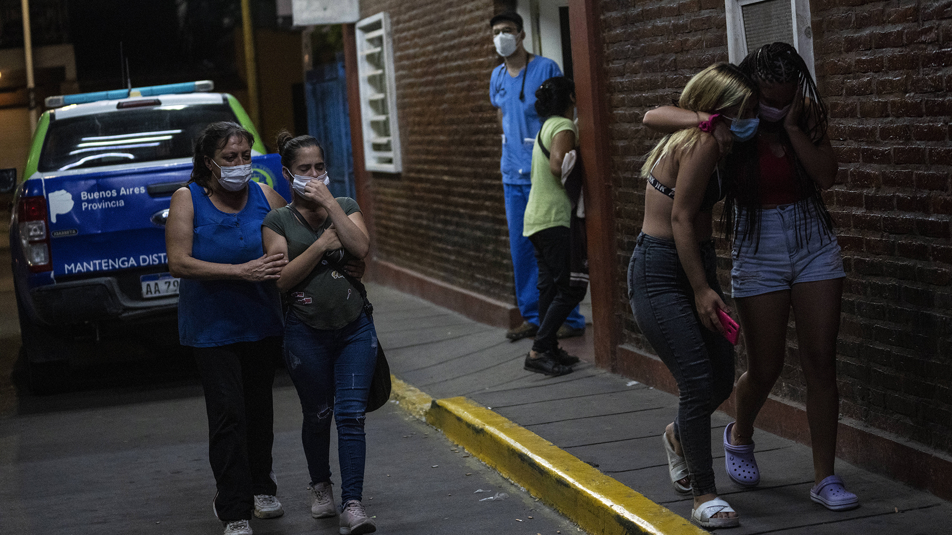 Menschen stehen vor der Notaufnahme eines Krankenhauses am Stadtrand von Buenos Aires (Argentinien). | dpa