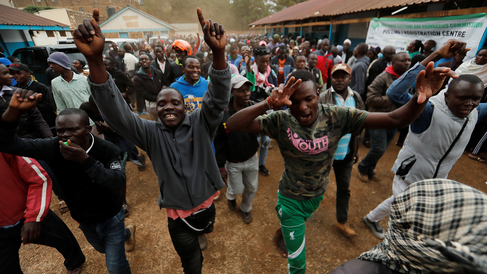 Menschen laufen im Kibera-Slum in Nairobi (Kenia). | REUTERS