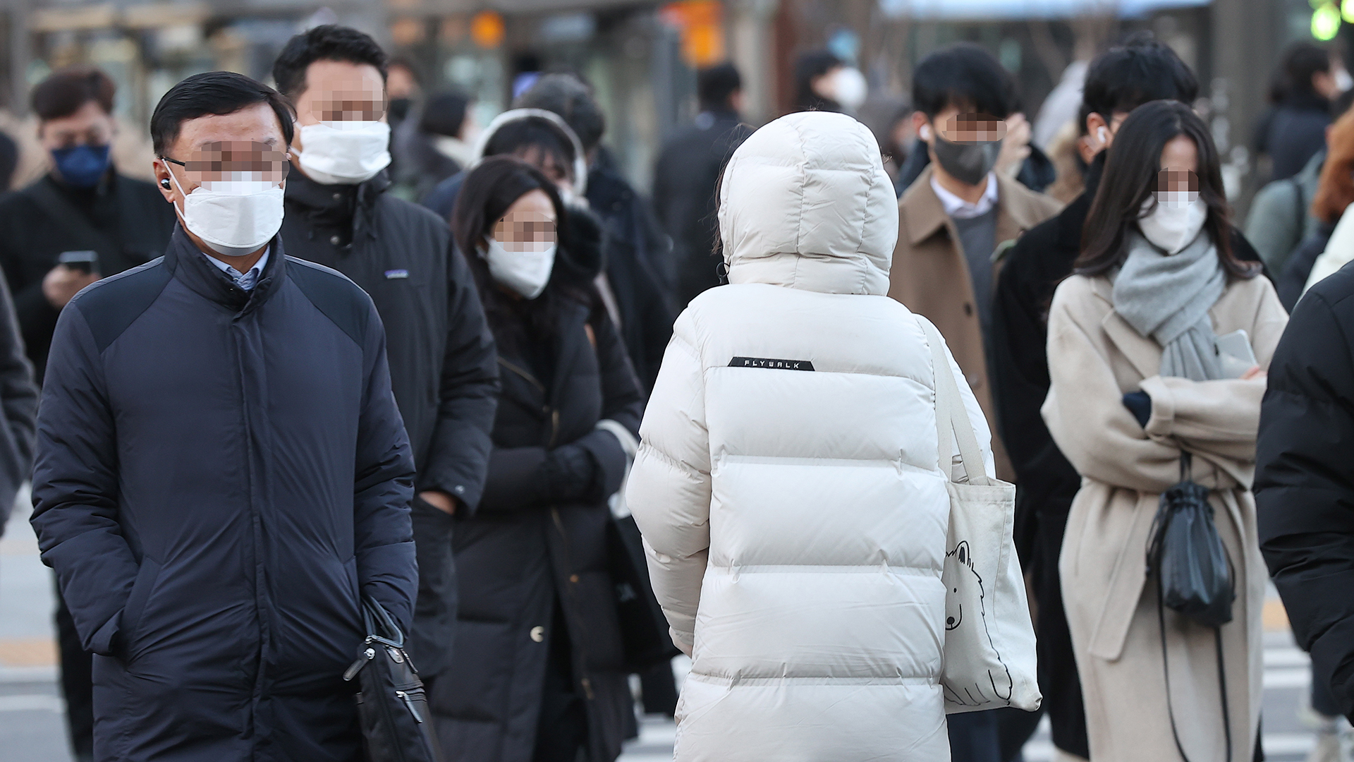 Menschen überqueren eine Straße in Seoul (Südkorea). | EPA