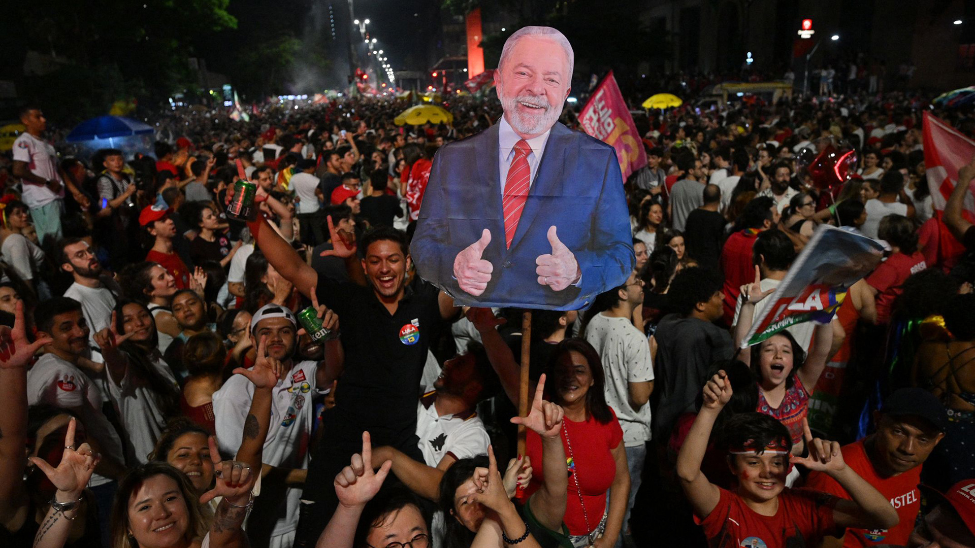 Anhänger des gewählten brasilianischen Präsidenten Luiz Inacio Lula da Silva feiern..