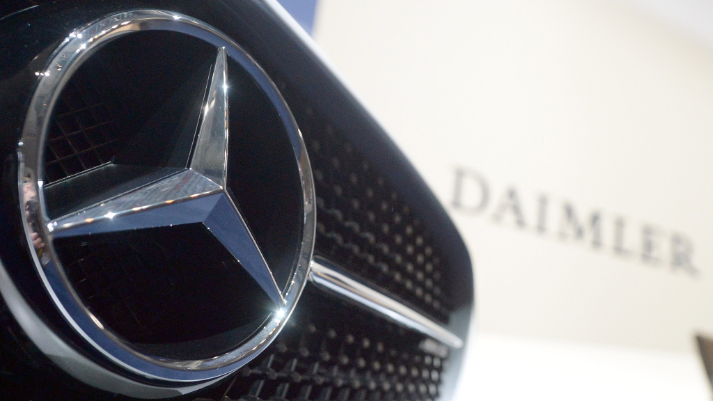 Das Emblem der Fahrzeugmarke Mercedes 