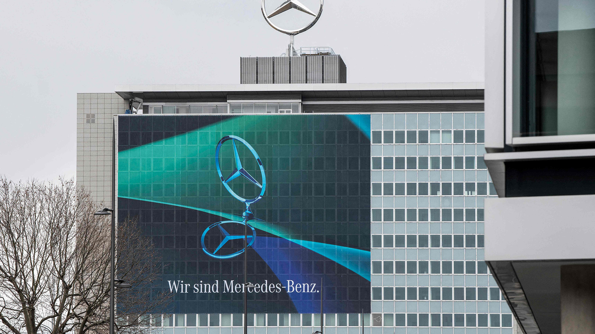 Der Slogan der Mercedes-Benz Group am Hauptsitz der ehemaligen Daimler AG. | AFP