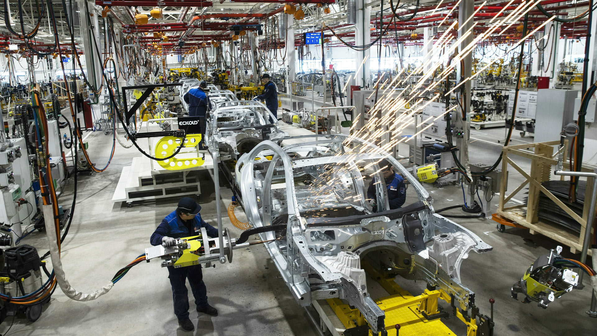Arbeiter im Karosseriebau des Mercedes-Benz Werks im Industriepark Jessipowo bei Moskau. | picture alliance/dpa/AP POOL