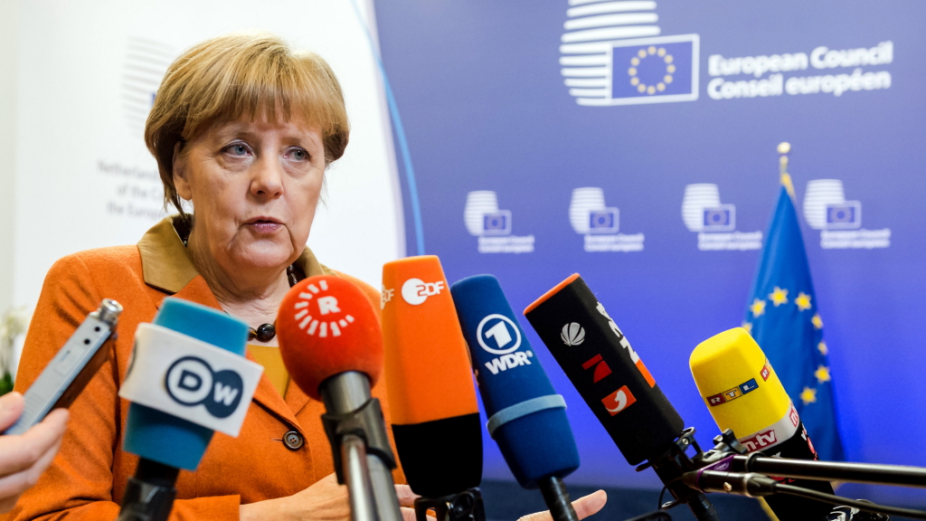 Bundeskanzlerin Angela Merkel spricht auf dem EU-Gipfel mit Journalisten