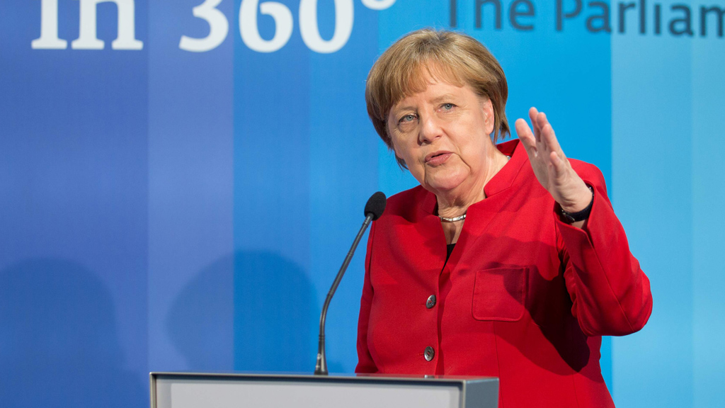 Angela Merkel besucht die Vertretung des EU-Parlamentes in Berlin.