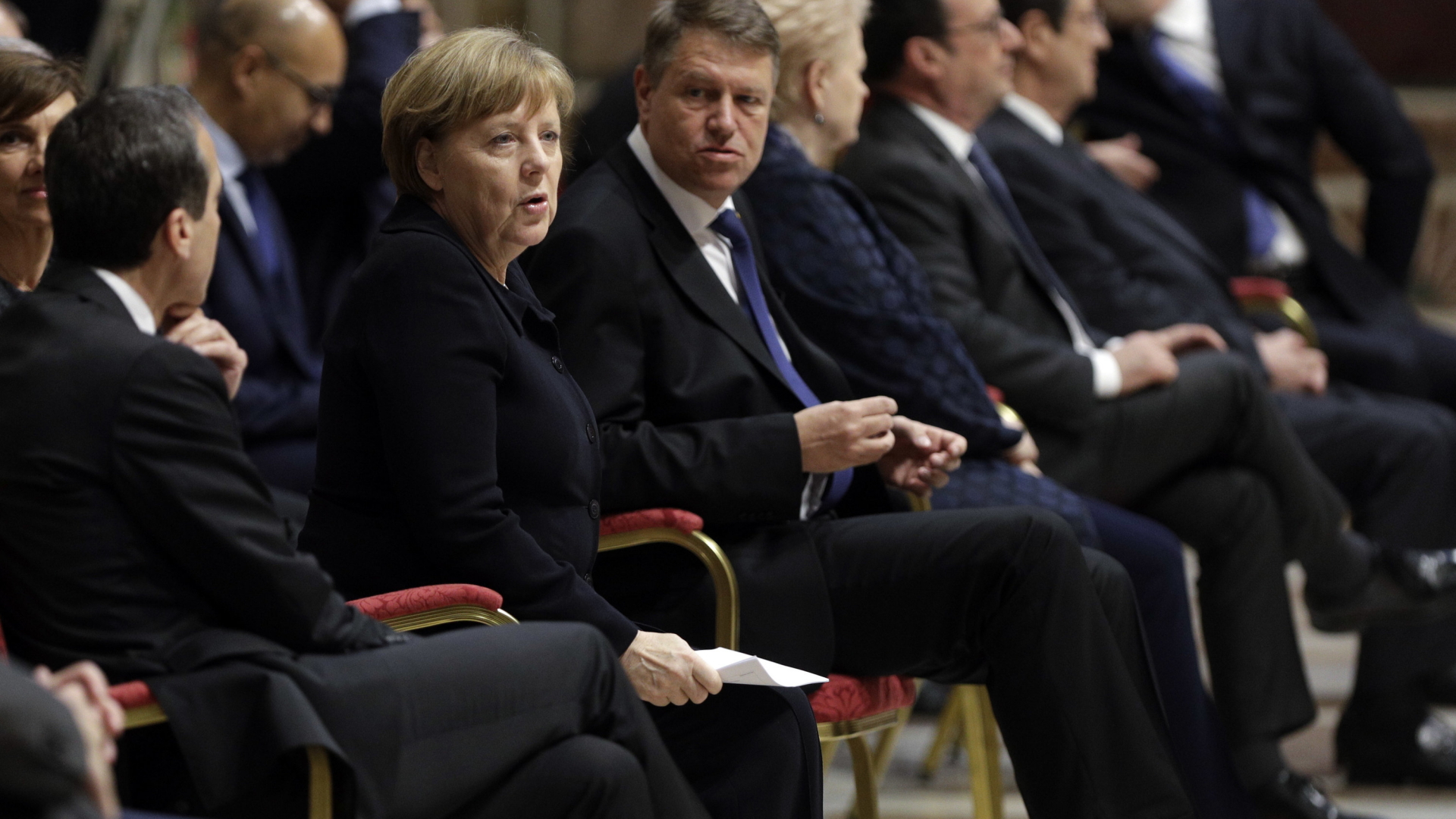 Bundeskanzlerin Angela Merkel, der rumänische Präsident Klaus Iohannis (rechts neben ihr) und weitere Politiker bei der Papstaudienz  | AP