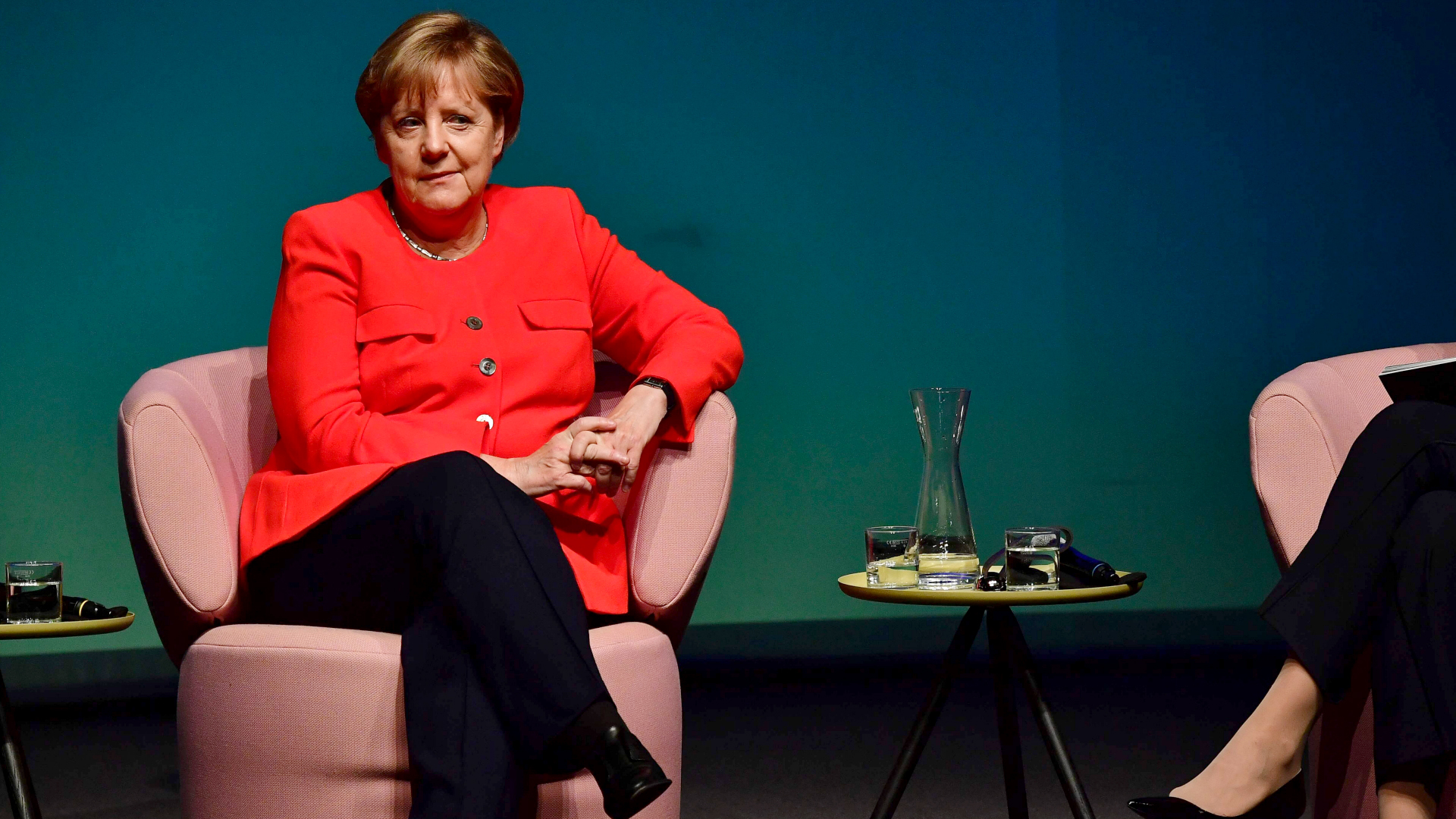 Bundeskanzlerin Merkel sitzt bei einer Veranstaltung der "Brigitte" auf dem Podium. | AFP