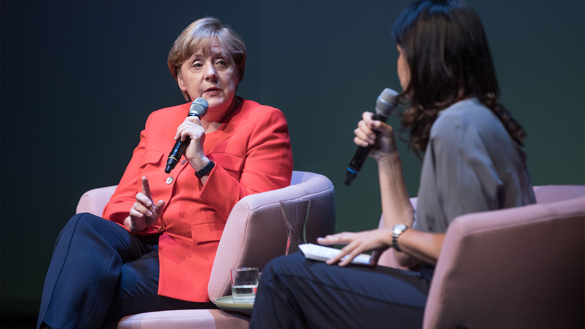 Angela Merkel und Brigitte-Chefredakteurin Brigitte Huber bei der Gesprächsreihe ''Brigitte Live'' | dpa