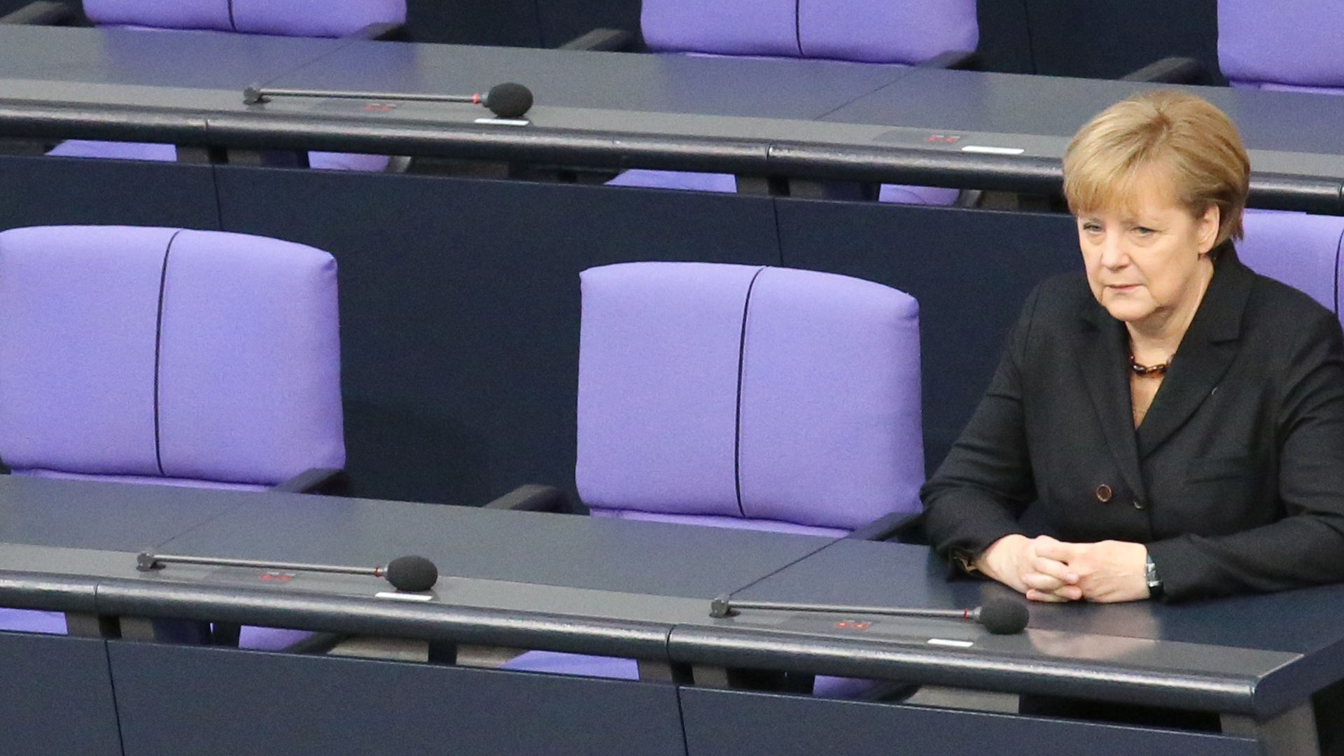 Bundeskanzlerin Angela Merkel sitzt allein auf der Regierungsbank im Bundestag