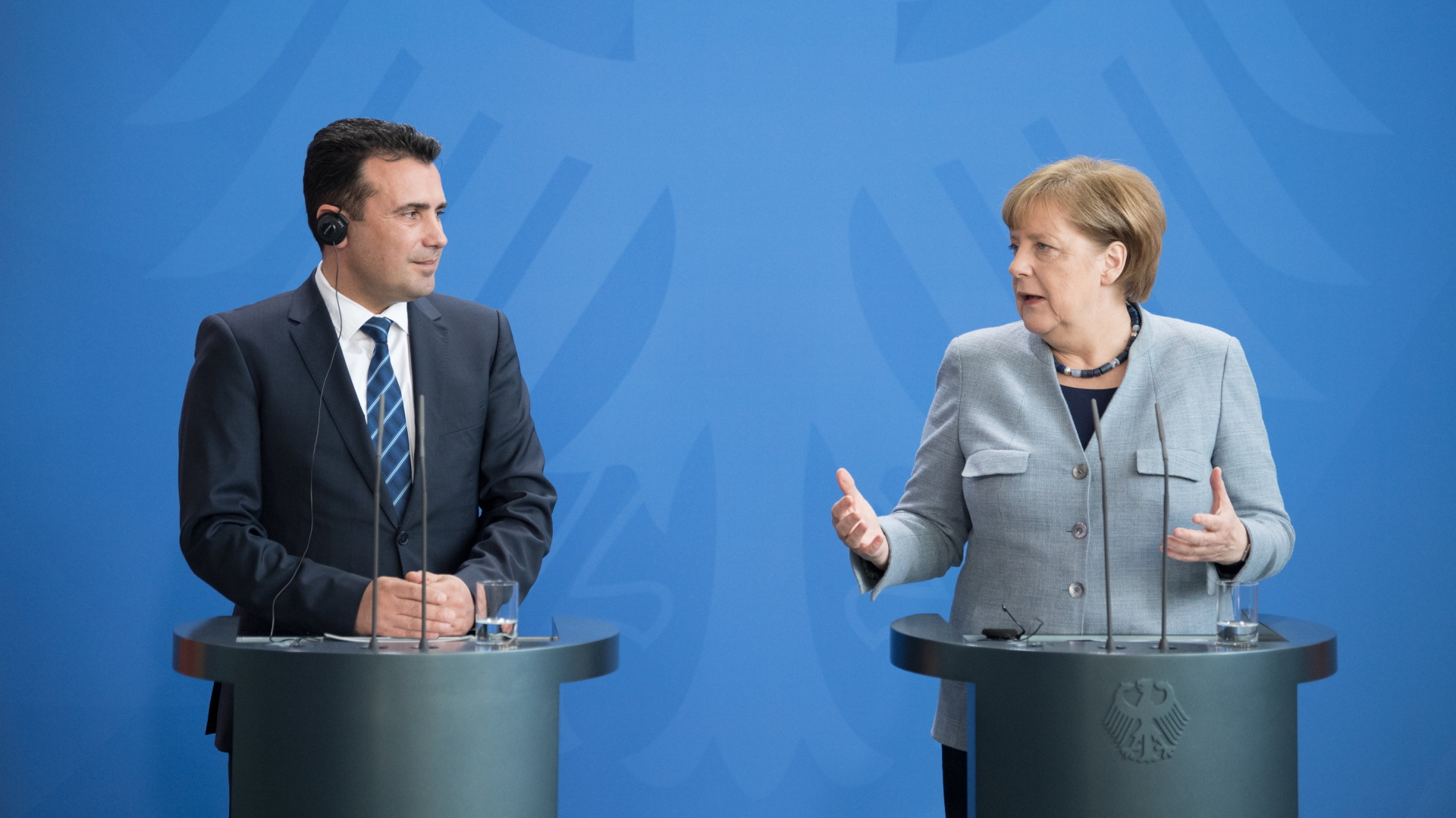 Der Ministerpräsident der ehemaligen jugoslawischen Republik Mazedonien, Zoran Zaev und Bundeskanzlerin Angela Merkel bei einer Pressekonferenz im Bundeskanzleramt. | dpa