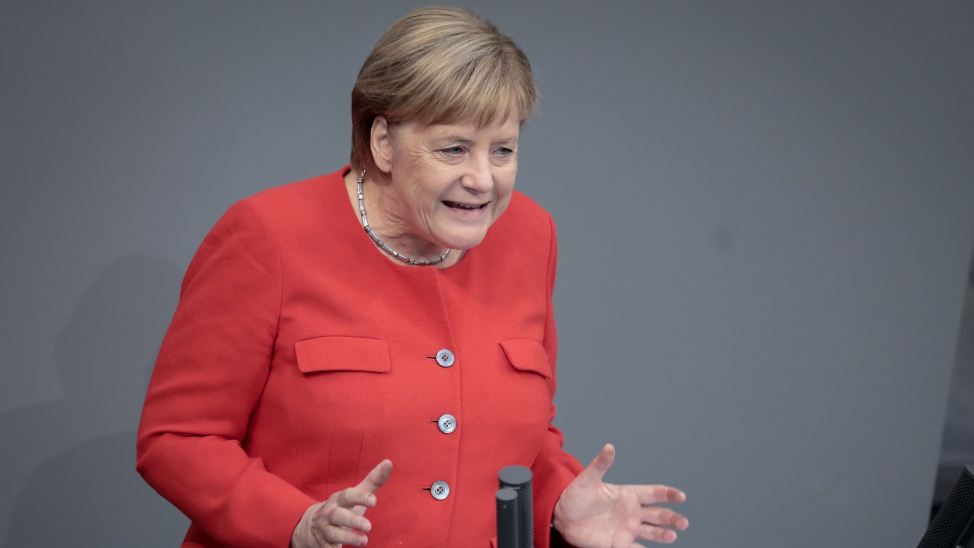 Kanzlerin Merkel spricht in der Haushaltsdebatte. | dpa