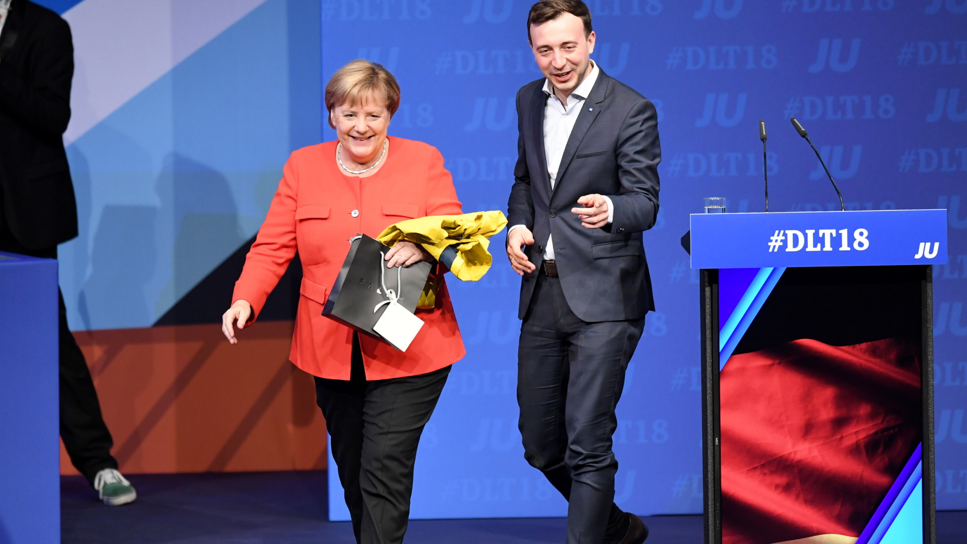 Kanzlerin Merkel verlässt nach einer Rede vor der Jungen Union gemeinsam mit Paul Ziemiak die Bühne. | Bildquelle: dpa