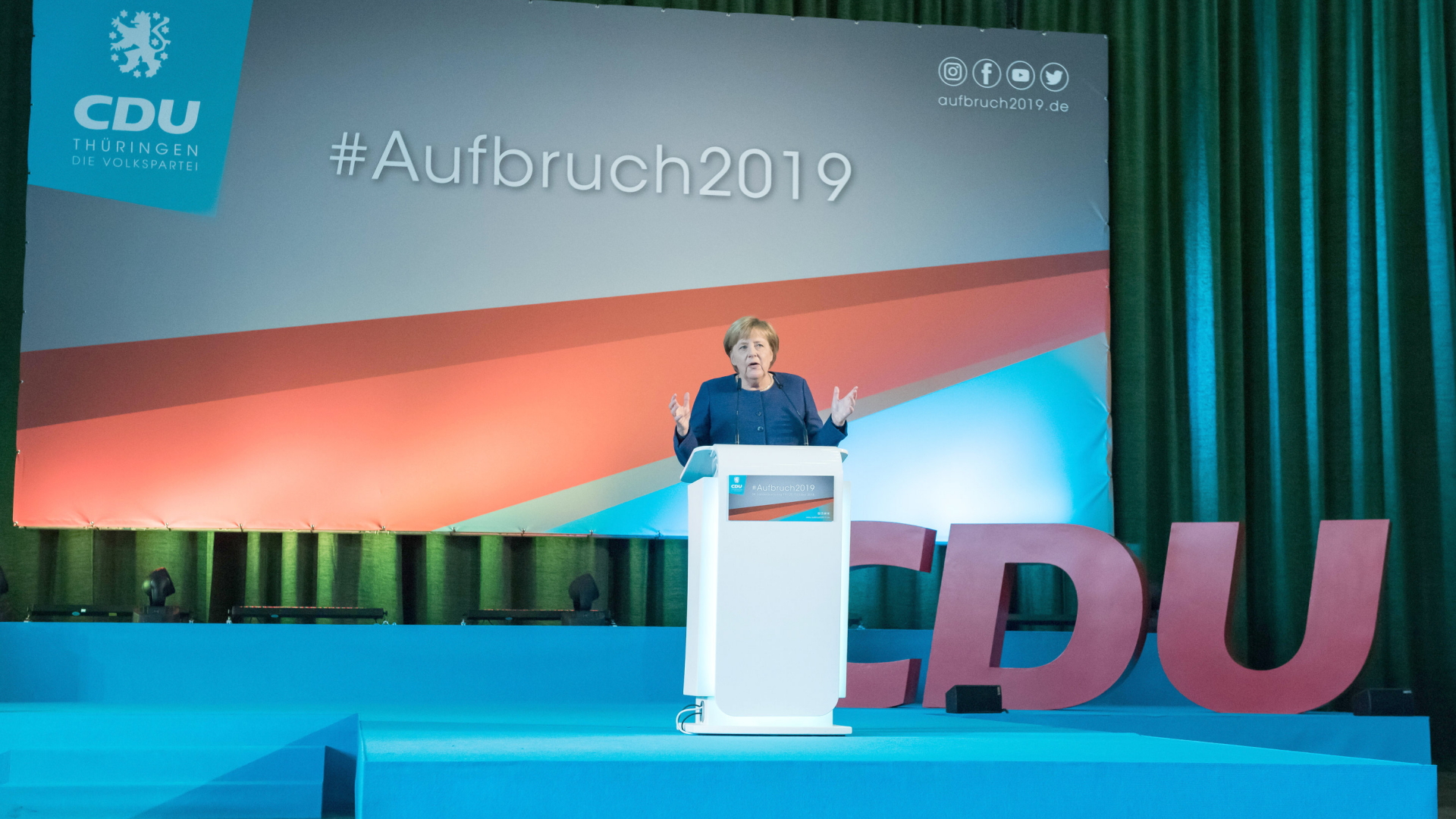 Angela Merkel hält auf dem Parteitag der CDU in Thüringen eine Rede. | Bildquelle: dpa