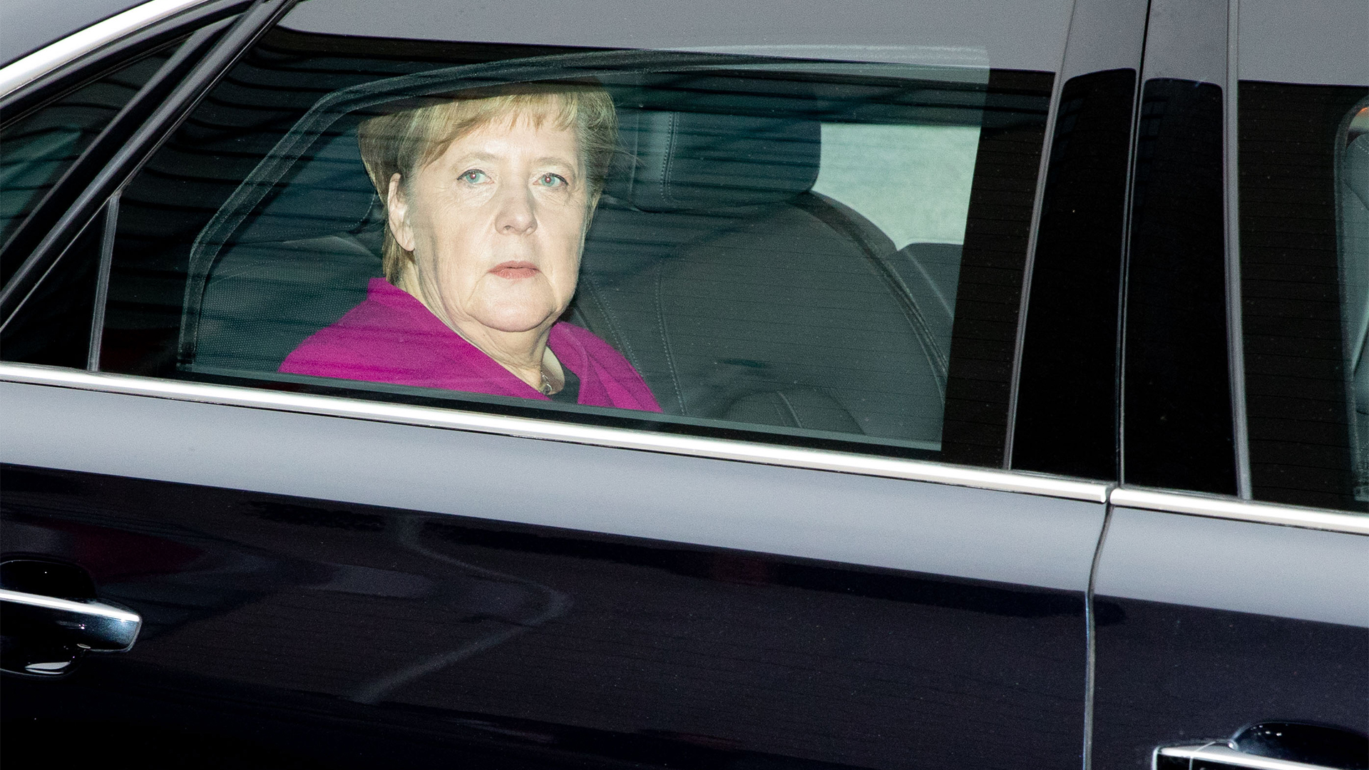 Angela Merkel im Auto. | Bildquelle: OMER MESSINGER/EPA-EFE/REX/Shutt