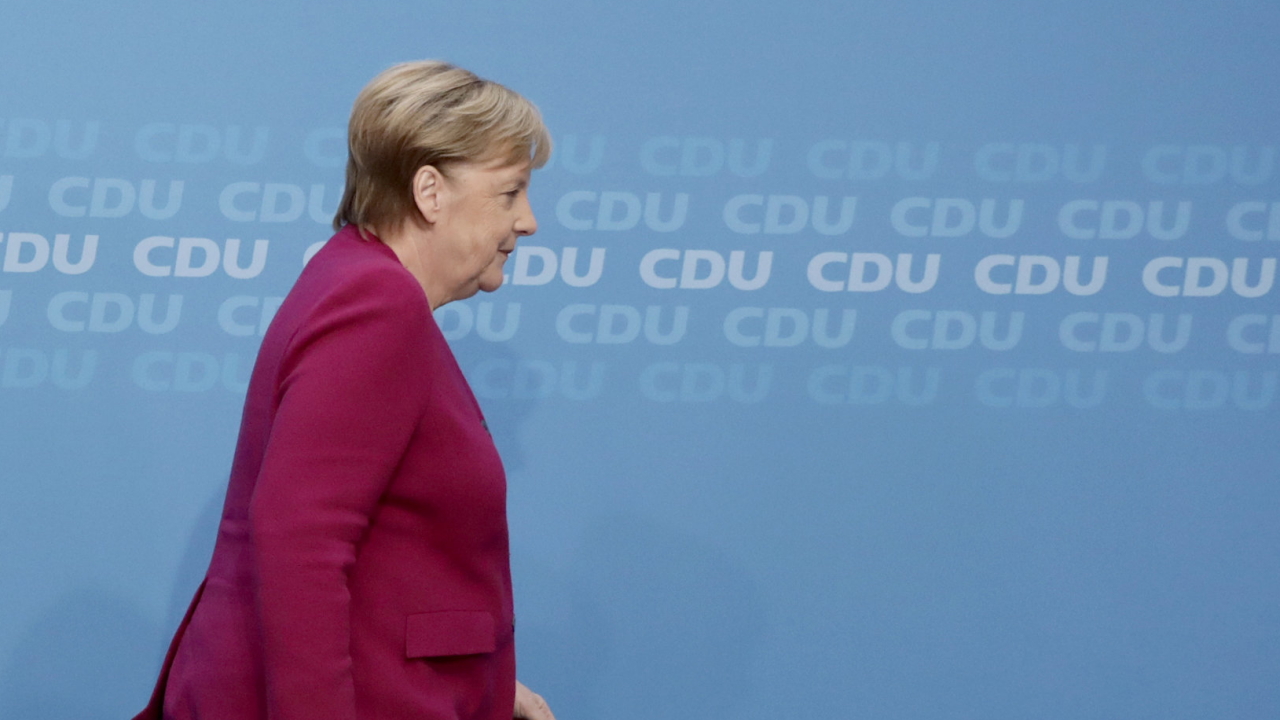 Merkel verlässt nach ihrer Rückzugs-Pressekonferenz das Podium. | Bildquelle: dpa