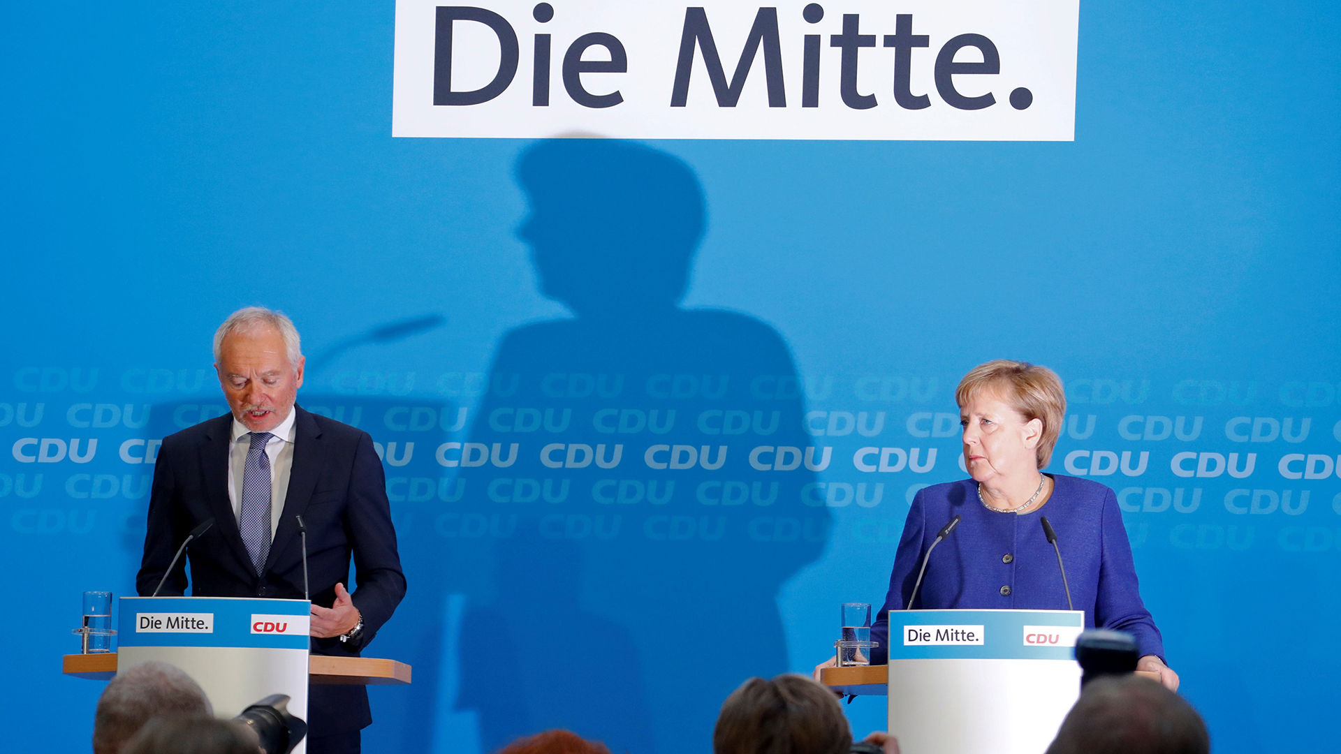 Bundeskanzlerin Angela Merkel und Klaus Schueler von der CDU veranstalten eine Pressekonferenz im Anschluss an ein Führungstreffen der Christdemokratischen Union. | Bildquelle: REUTERS